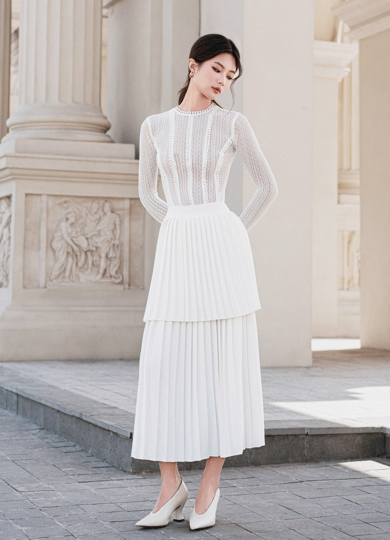 Trajes coloridos destacam sua nobre beleza no final do ano - Foto 3. Trang phục sáng màu làm nổi bật vẻ đẹp quý phái cho nàng dịp cuối năm- Ảnh 3.
