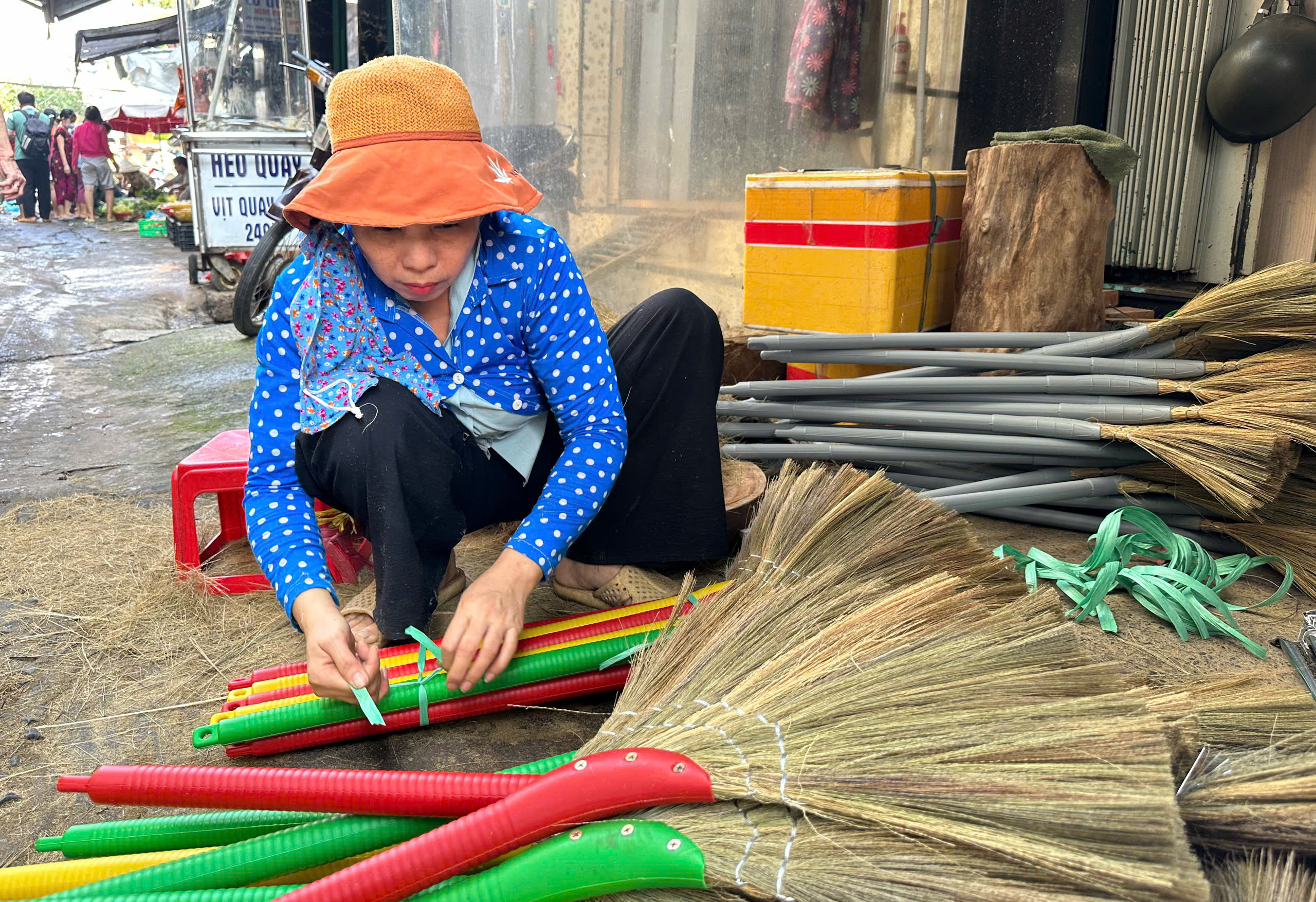 X&oacute;m l&agrave;m chổi đ&oacute;t độc nhất TP.HCM tất bật vụ tết: "L&agrave;m gấp đ&ocirc;i ng&agrave;y thường"- Ảnh 12.
