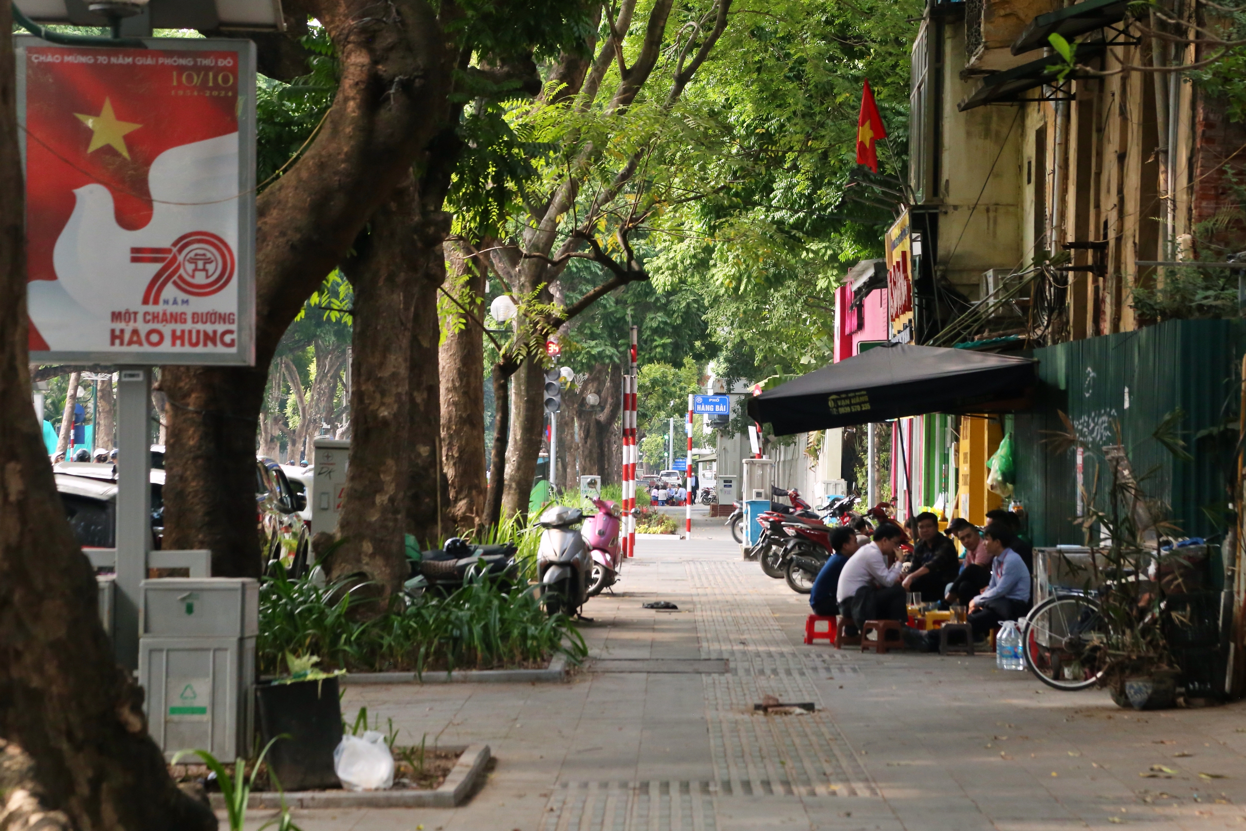 Người dân phải 'luồn lách' đi bộ trên vỉa hè dự kiến cho thuê ở Hà Nội- Ảnh 1.