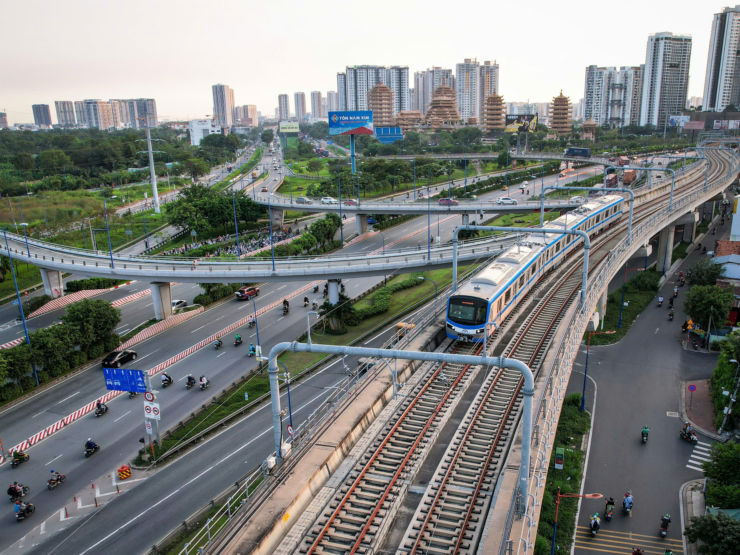 TP.HCM lập ban chỉ đạo phát triển đường sắt đô thị, thay thế cán bộ yếu kém- Ảnh 1. TP.HCM lập ban chỉ đạo phát triển đường sắt đô thị, thay thế cán bộ yếu kém- Ảnh 1.