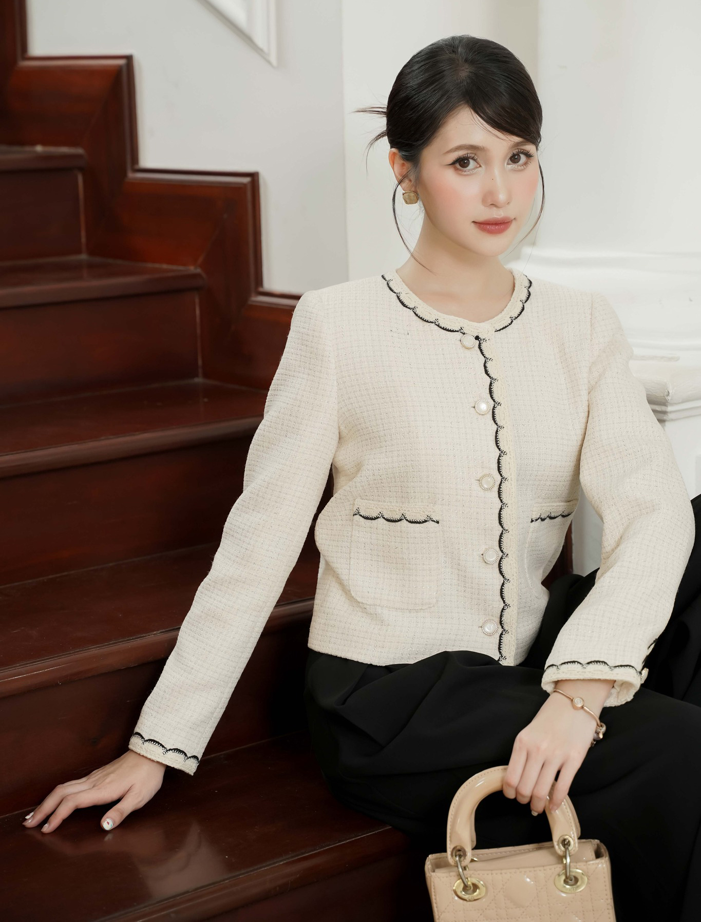 काले और सफेद पोशाक पहनकर सभी की आंखों को मोह लेना - फोटो 9. Mê đắm mọi ánh nhìn khi diện trang phục trắng đen- Ảnh 9.