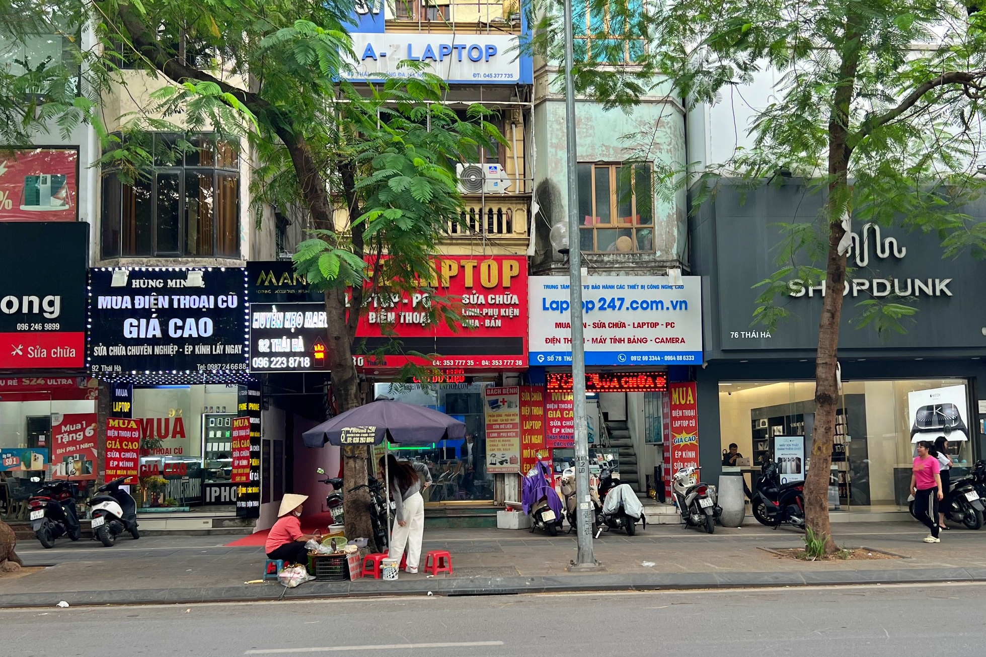 Người dân phải 'luồn lách' đi bộ trên vỉa hè dự kiến cho thuê ở Hà Nội- Ảnh 13.