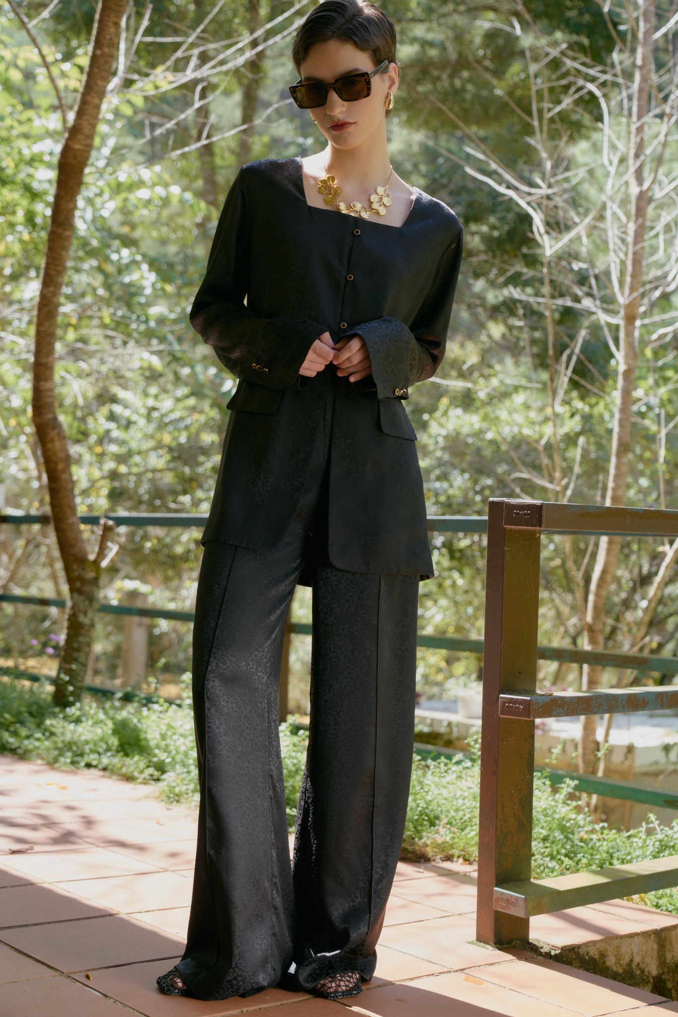 फैशन की भाषा के माध्यम से पुरानी यादों को छूती हुई तस्वीर - फोटो 6. Chạm vào ký ức từ những hoài niệm qua ngôn ngữ thời trang- Ảnh 6.