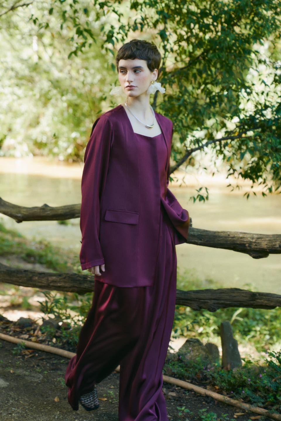 फैशन की भाषा के माध्यम से पुरानी यादों को छूना - फोटो 2. Chạm vào ký ức từ những hoài niệm qua ngôn ngữ thời trang- Ảnh 2.