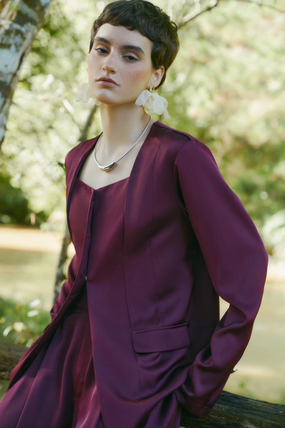 फैशन की भाषा के माध्यम से पुरानी यादों को छूती हुई - फोटो 1. Chạm vào ký ức từ những hoài niệm qua ngôn ngữ thời trang- Ảnh 1.