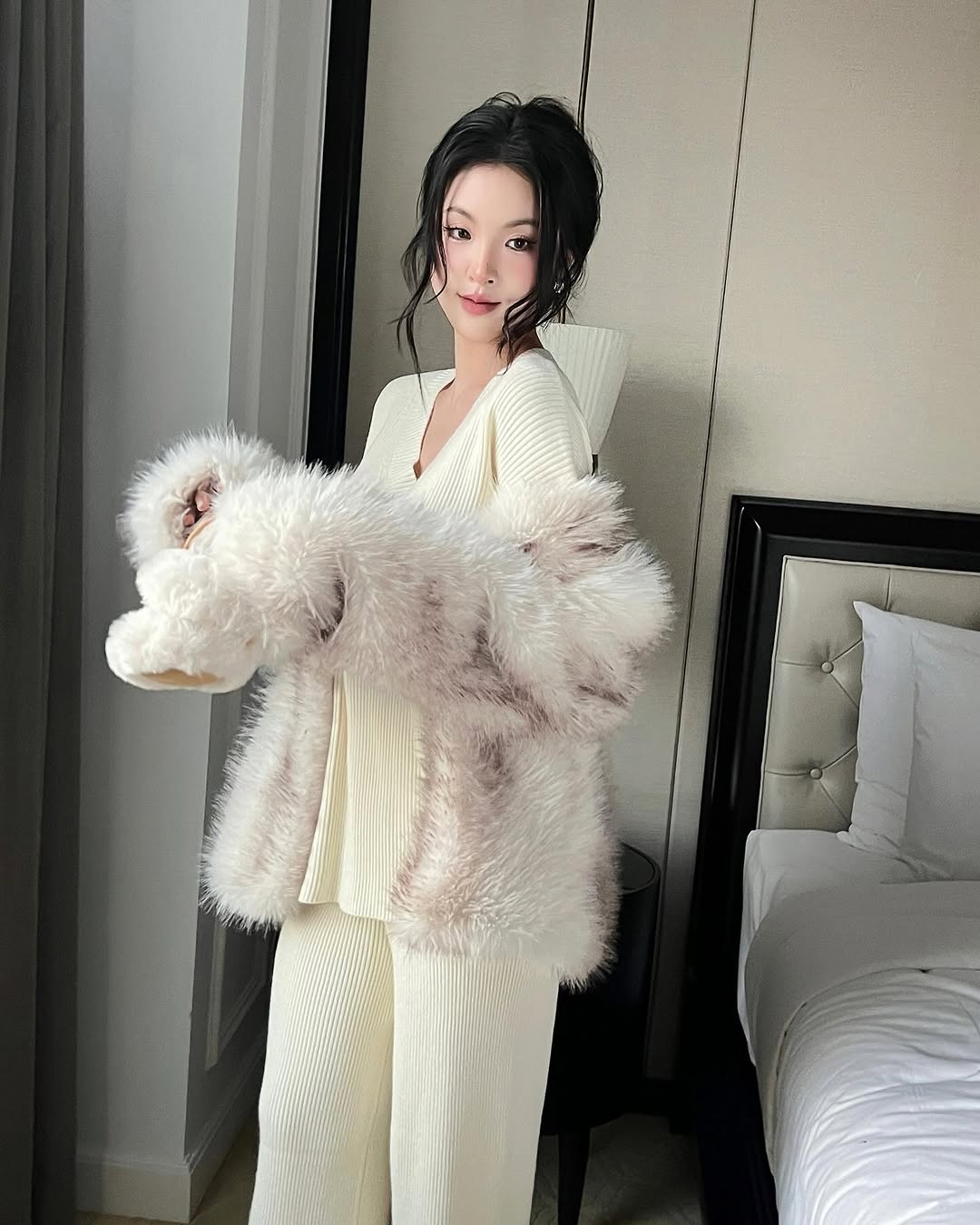 Gaya minimalis untuk gadis yang sukakan kelembutan musim Krismas yang akan datang ini - Foto 7. Phong cách tối giản cho nàng thích sự nhẹ nhàng mùa Noel sắp tới- Ảnh 7.