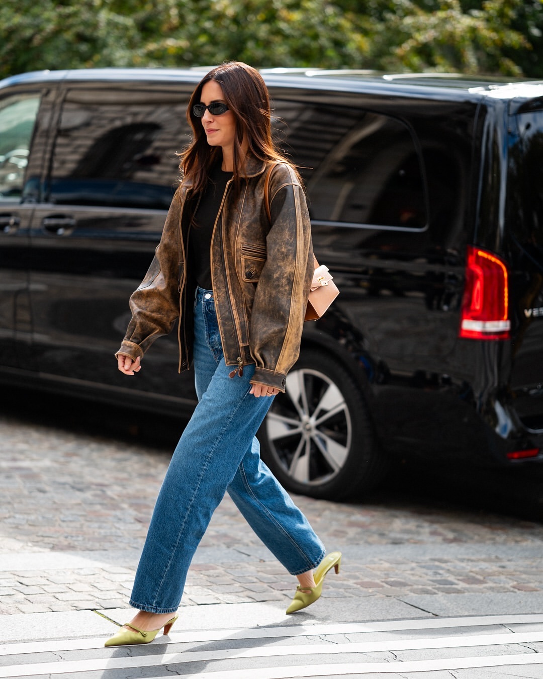 Chiếc quần jeans ống đứng thần thánh giúp người mặc  cao và thon gọn hơn- Ảnh 5. Chiếc quần jeans ống đứng thần thánh giúp người mặc  cao và thon gọn hơn- Ảnh 5.