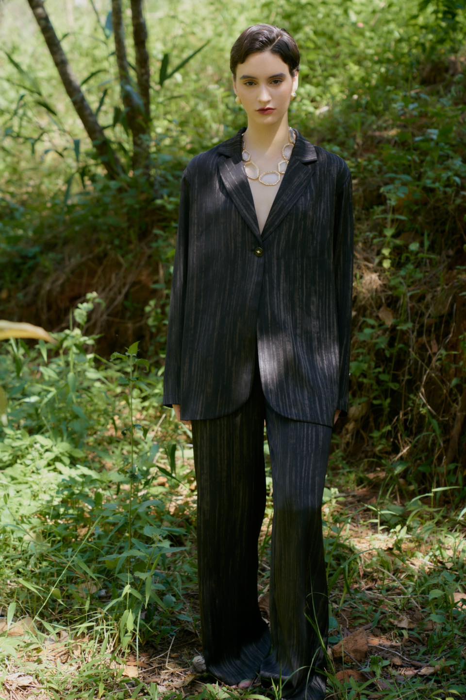 फैशन की भाषा के माध्यम से पुरानी यादों को छूती हुई - फोटो 11. Chạm vào ký ức từ những hoài niệm qua ngôn ngữ thời trang- Ảnh 11.