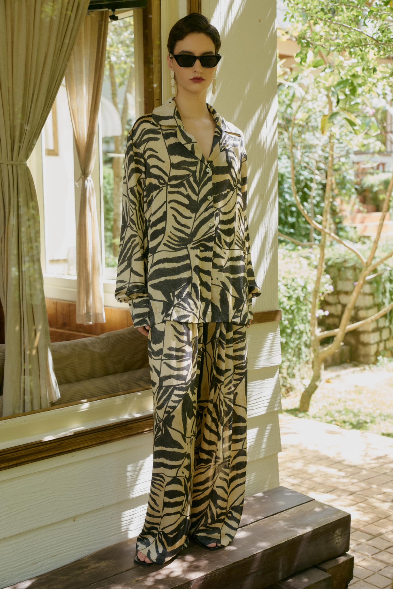 फैशन की भाषा के माध्यम से पुरानी यादों को छूती हुई - फोटो 13. Chạm vào ký ức từ những hoài niệm qua ngôn ngữ thời trang- Ảnh 13.