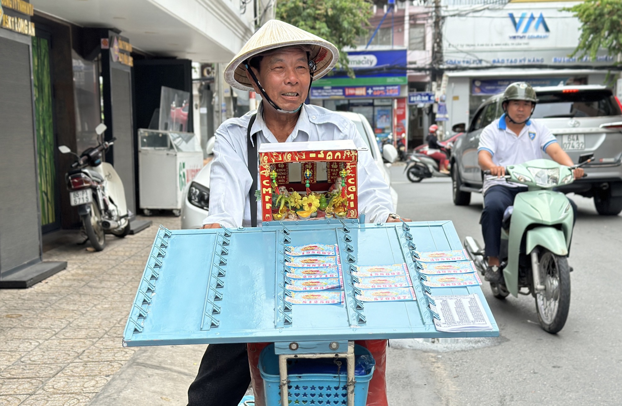 Vì sao vé số miền Nam hút hàng, nhiều người liều mình bán ở miền Trung dù bị cấm?- Ảnh 2.