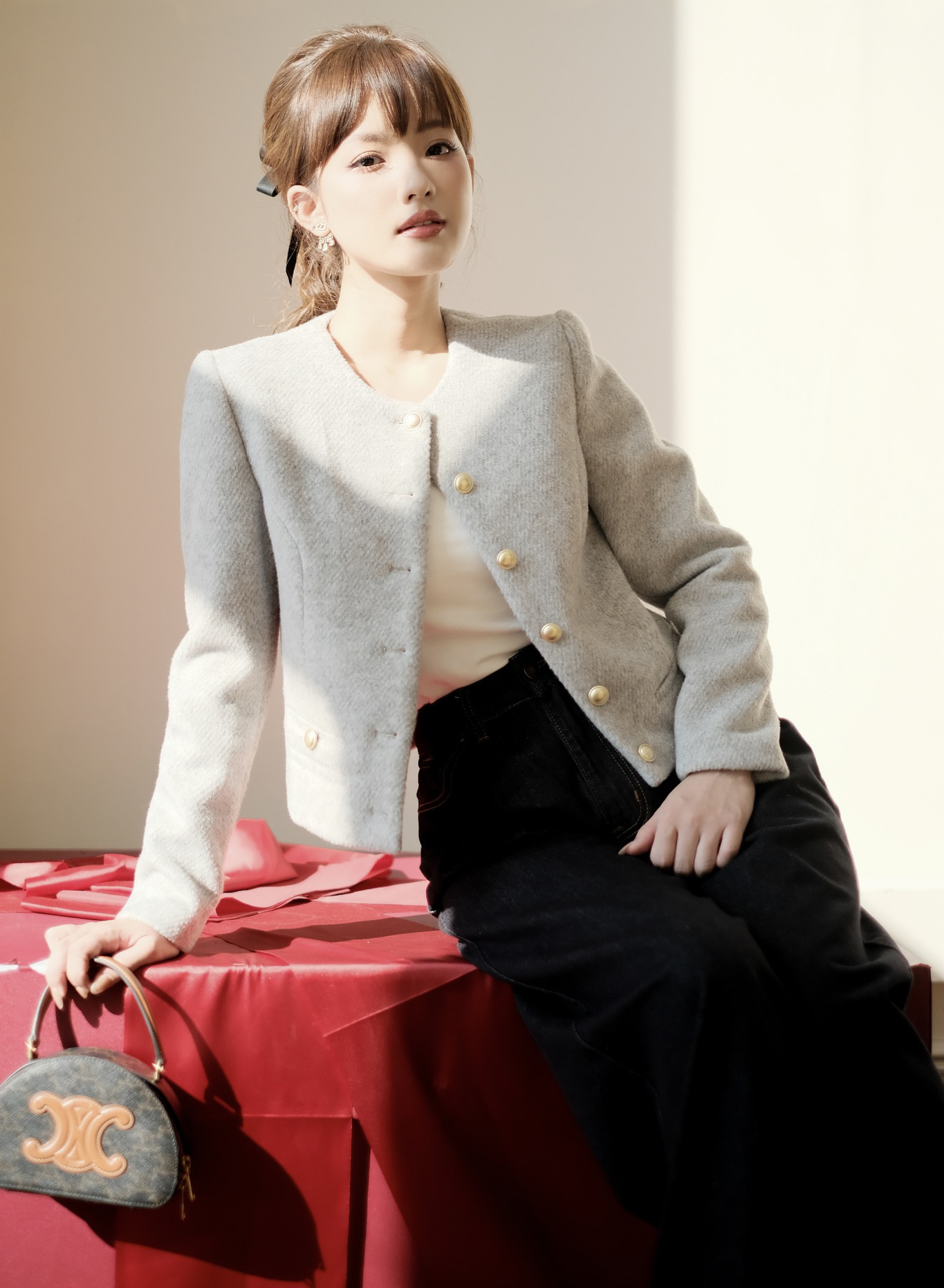 Quần jeans và áo tweed, cặp đôi 'vàng' của thời trang mùa lạnh- Ảnh 1. Quần jeans và áo tweed, cặp đôi 'vàng' của thời trang mùa lạnh- Ảnh 1.