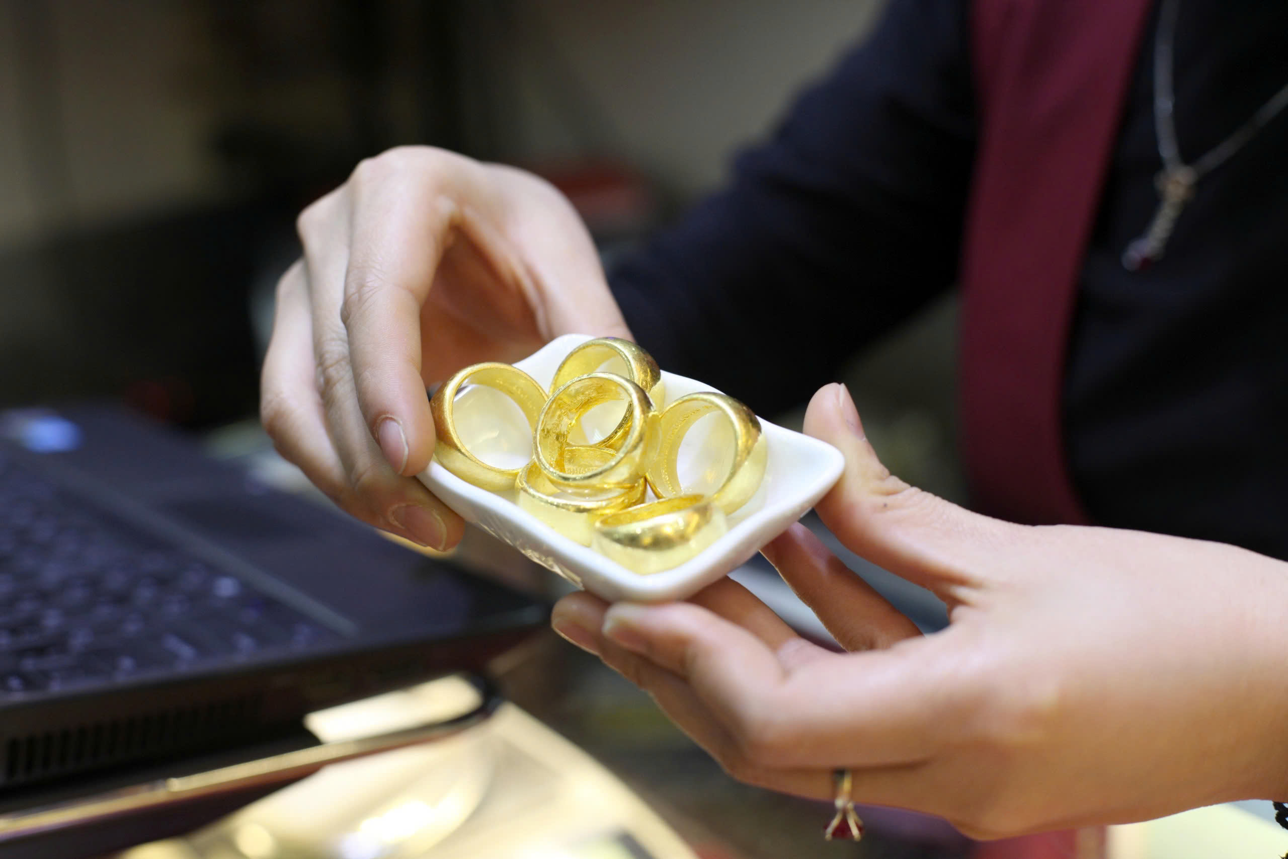 Giá vàng miếng SJC tăng sát mức 156 triệu đồng/lượng - Ảnh 1.