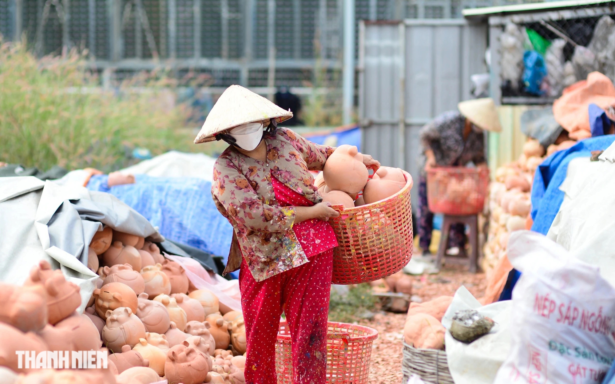 Làng heo đất Xuân Ất Tỵ 2025 chưa làm linh vật rắn, vì sao?- Ảnh 1.