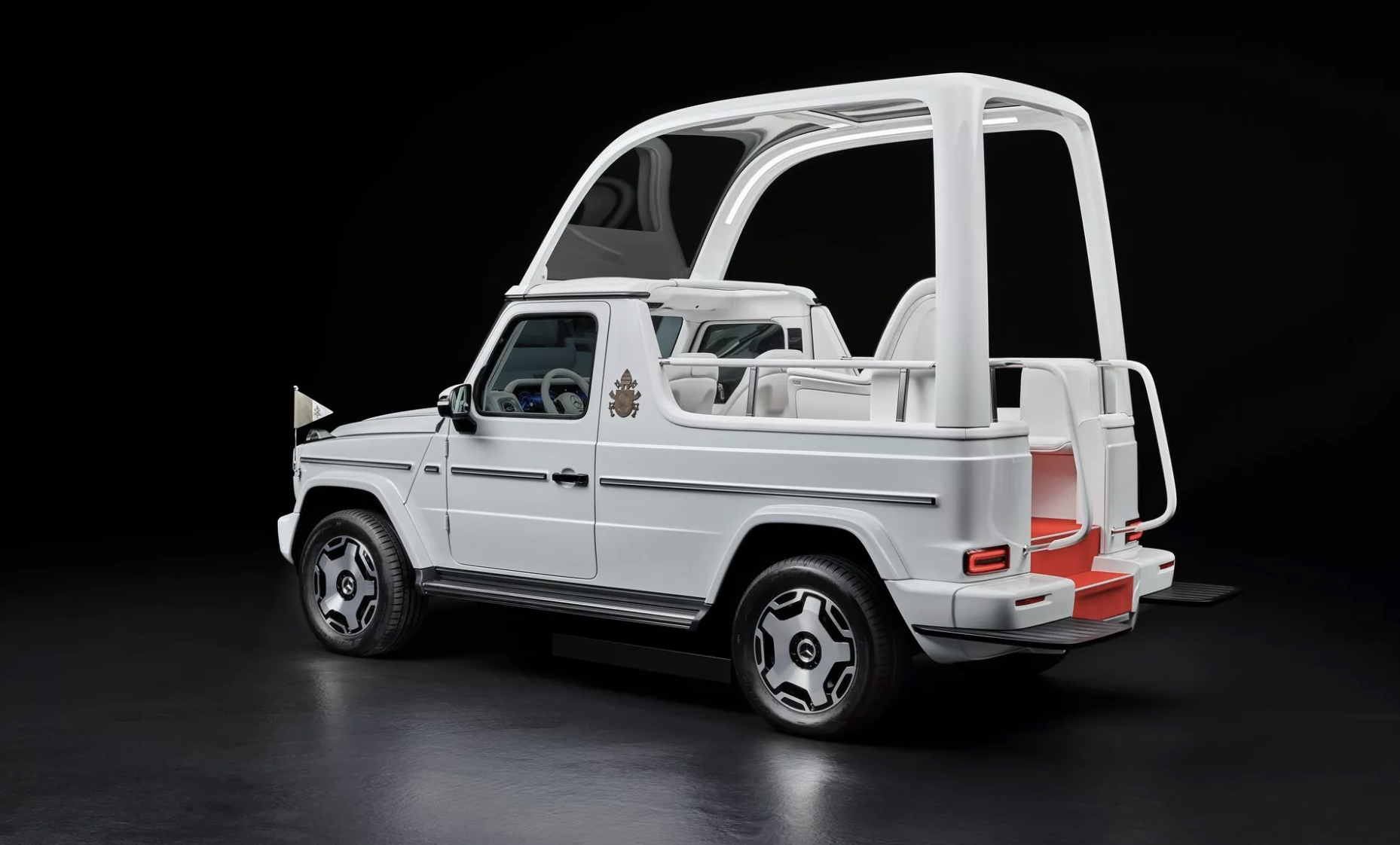 Mercedes G-Class phiên bản điện thiết kế dành riêng cho Đức Giáo hoàng Francis- Ảnh 3.