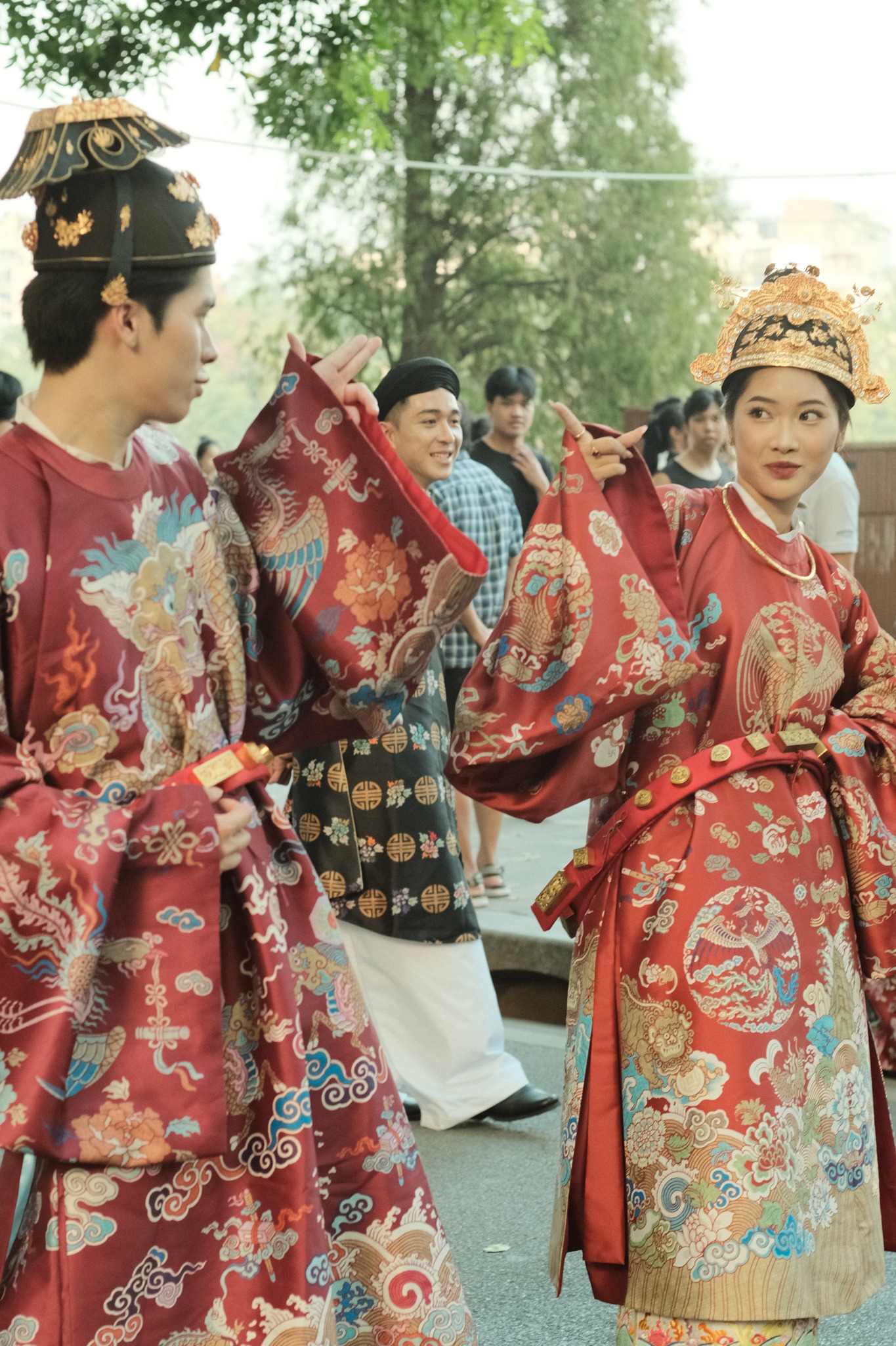 សេវាកម្មថតរូបដ៏អ៊ូអរជាមួយសំលៀកបំពាក់វៀតណាមក្នុងថ្ងៃបុណ្យតេត - រូបថត ៩. Dịch vụ chụp ảnh với Việt phục rộn ràng ngày sắp tết- Ảnh 9.