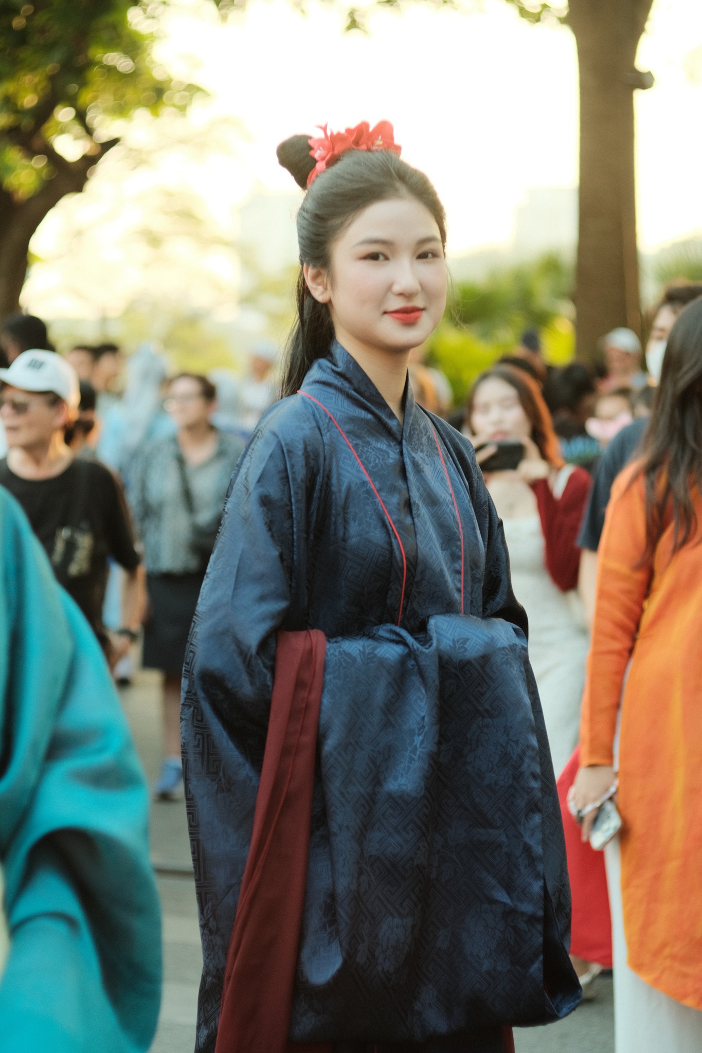 សេវាកម្មថតរូបដ៏អ៊ូអរជាមួយសំលៀកបំពាក់វៀតណាមក្នុងថ្ងៃបុណ្យតេត - រូបថត ១២. Dịch vụ chụp ảnh với Việt phục rộn ràng ngày sắp tết- Ảnh 12.