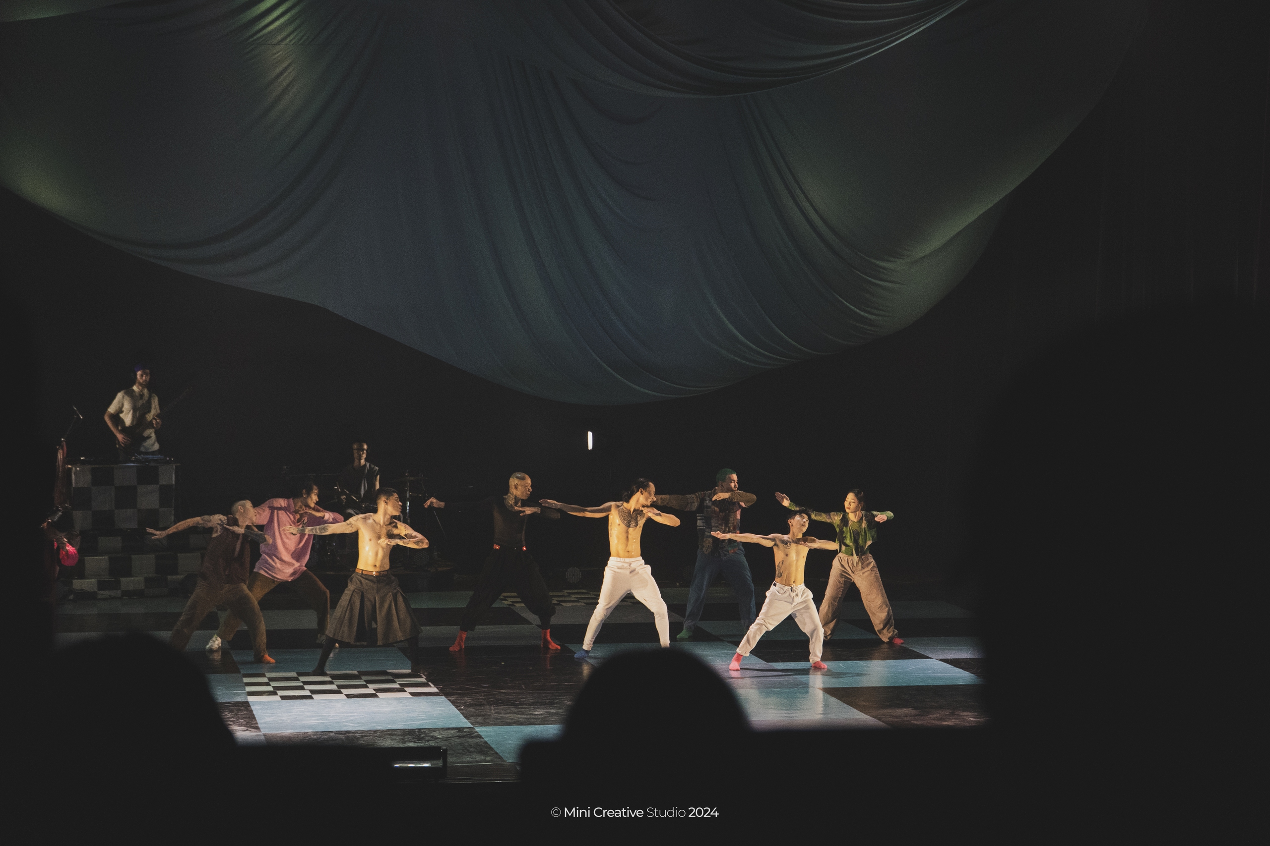 '129BPM: The Cocoon Breaks' - ការសម្តែងបែបហ៊ីបហបតែមួយគត់ - រូបថត 1 ។ '129BPM: Động phách tách kén' - một trình diễn hip hop độc đáo- Ảnh 1.