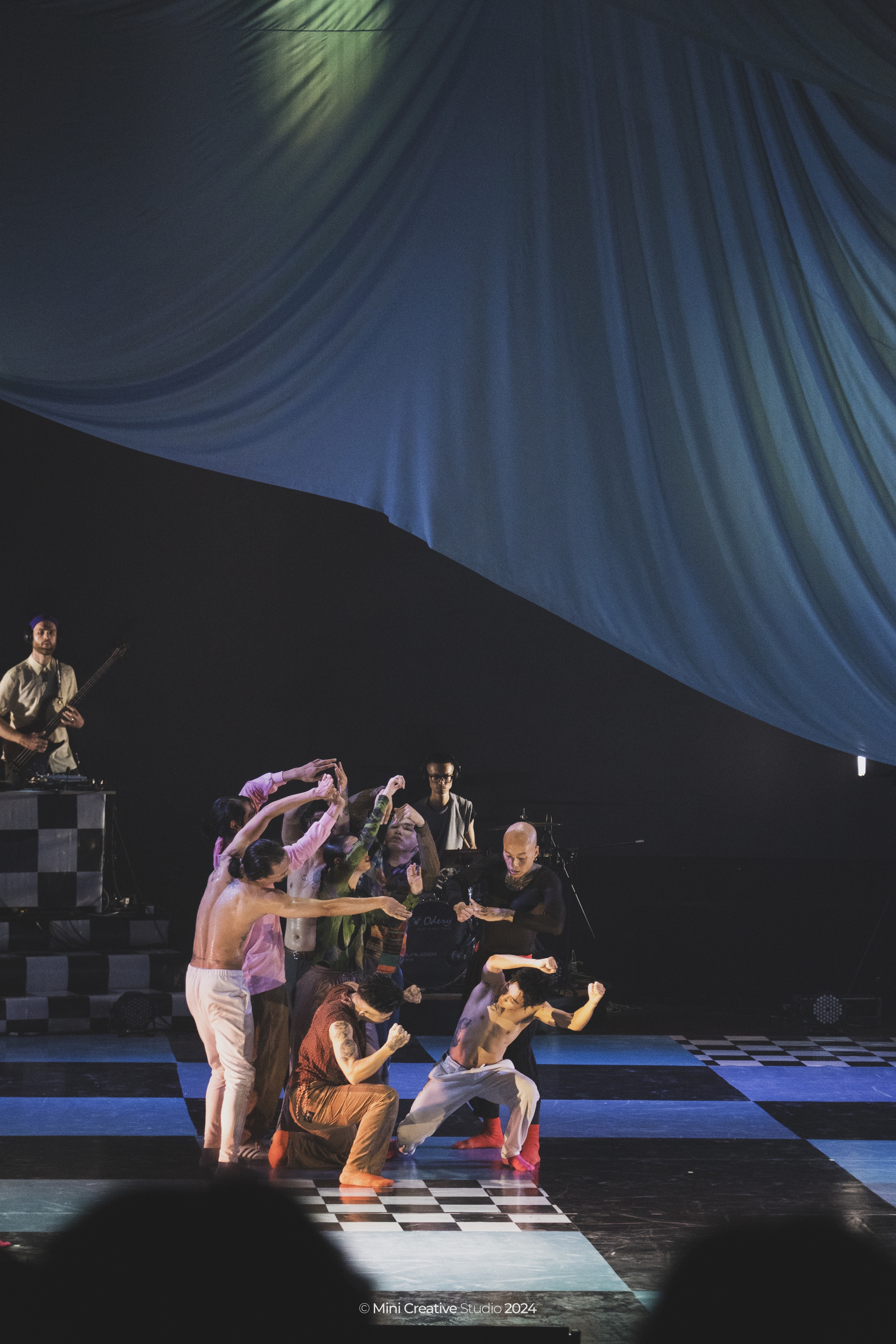 '129BPM: The Cocoon Breaks' - ការសម្តែងបែបហ៊ីបហបតែមួយគត់ - រូបថត 3 ។ '129BPM: Động phách tách kén' - một trình diễn hip hop độc đáo- Ảnh 3.