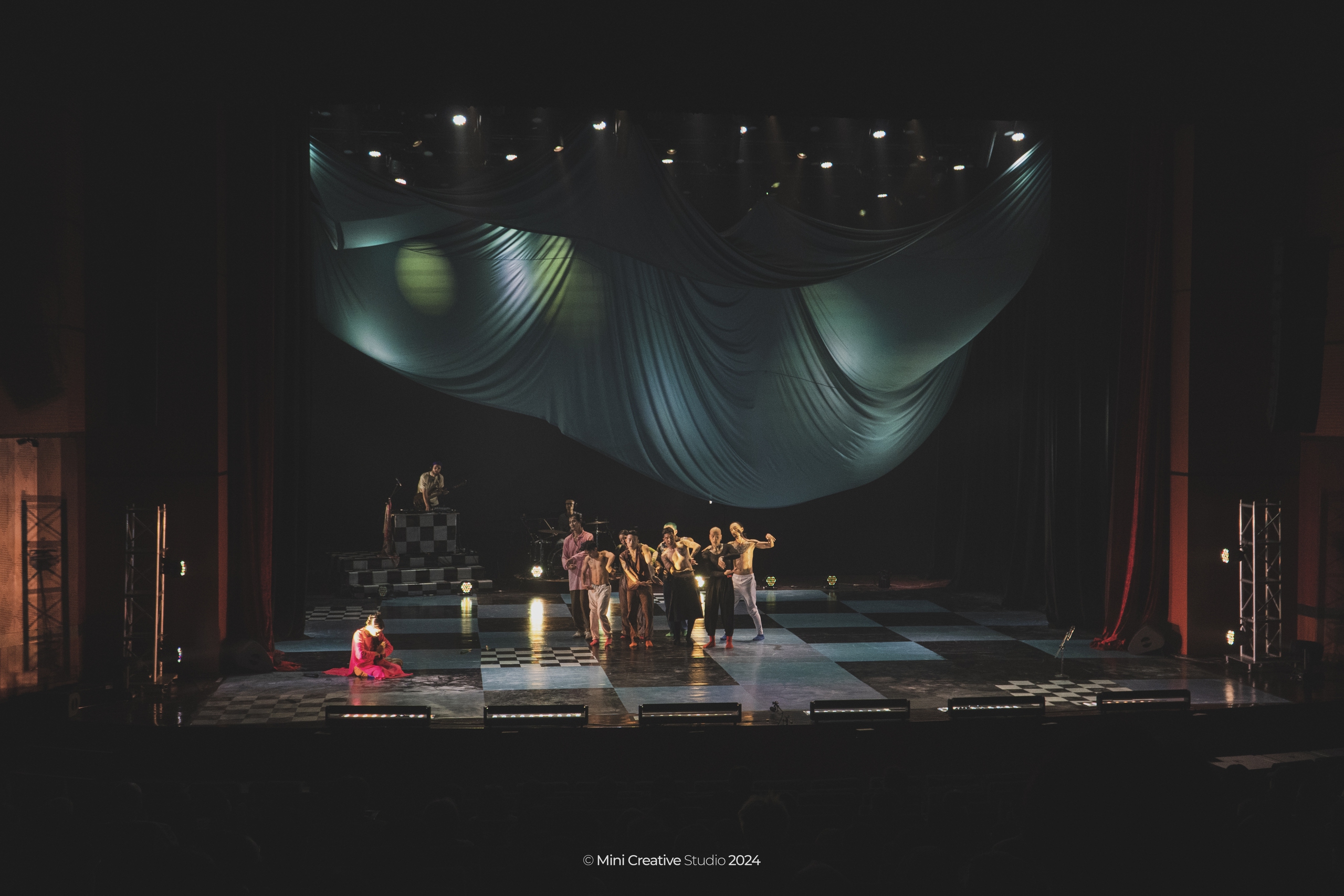 '129BPM: The Cocoon Breaks' - ការសម្តែងបែបហ៊ីបហបតែមួយគត់ - រូបថត 2 ។ '129BPM: Động phách tách kén' - một trình diễn hip hop độc đáo- Ảnh 2.