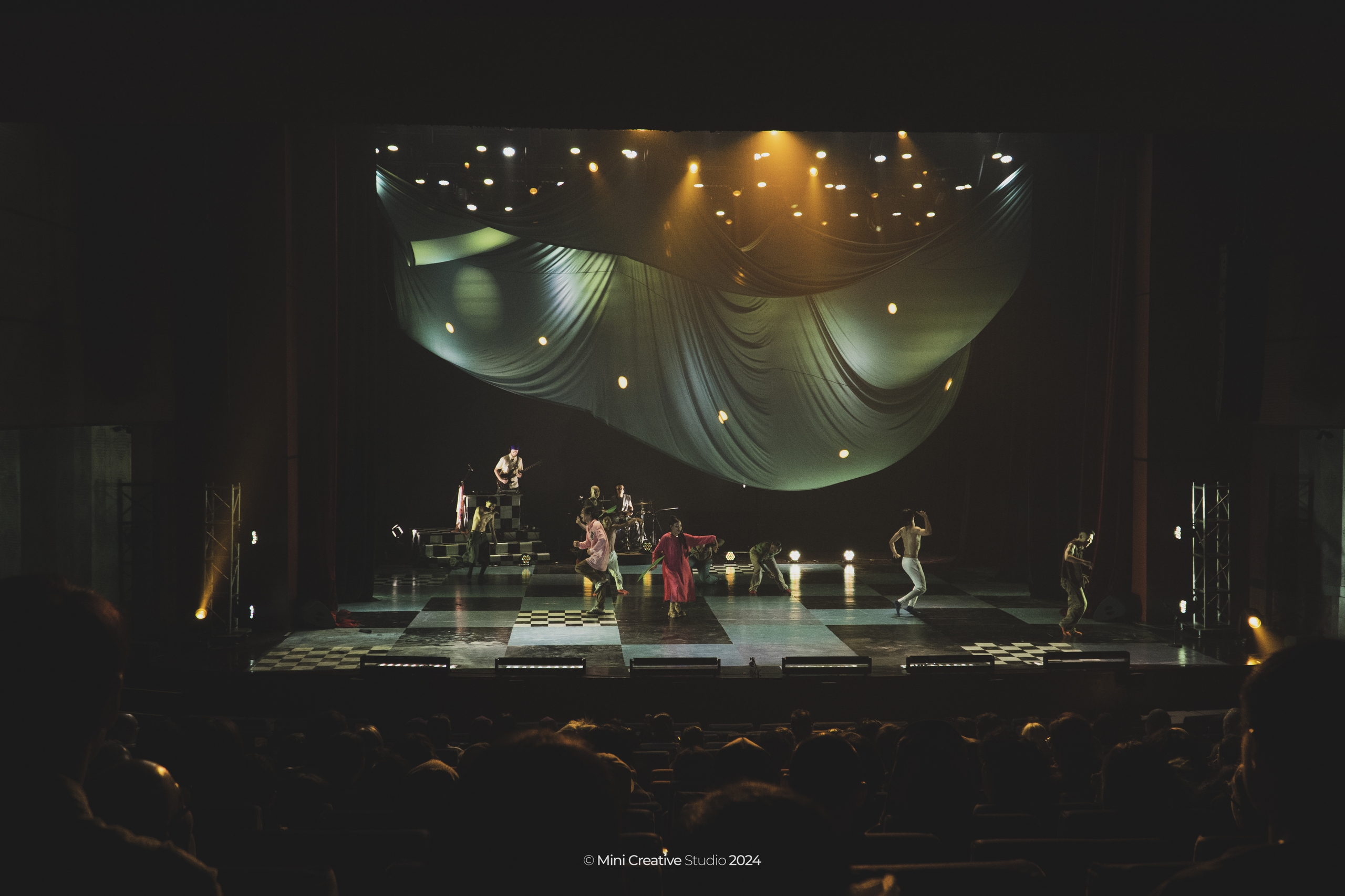 '129BPM: The Cocoon Breaks' - ការសម្តែងបែបហ៊ីបហបតែមួយគត់ - រូបថត 5 ។ '129BPM: Động phách tách kén' - một trình diễn hip hop độc đáo- Ảnh 5.