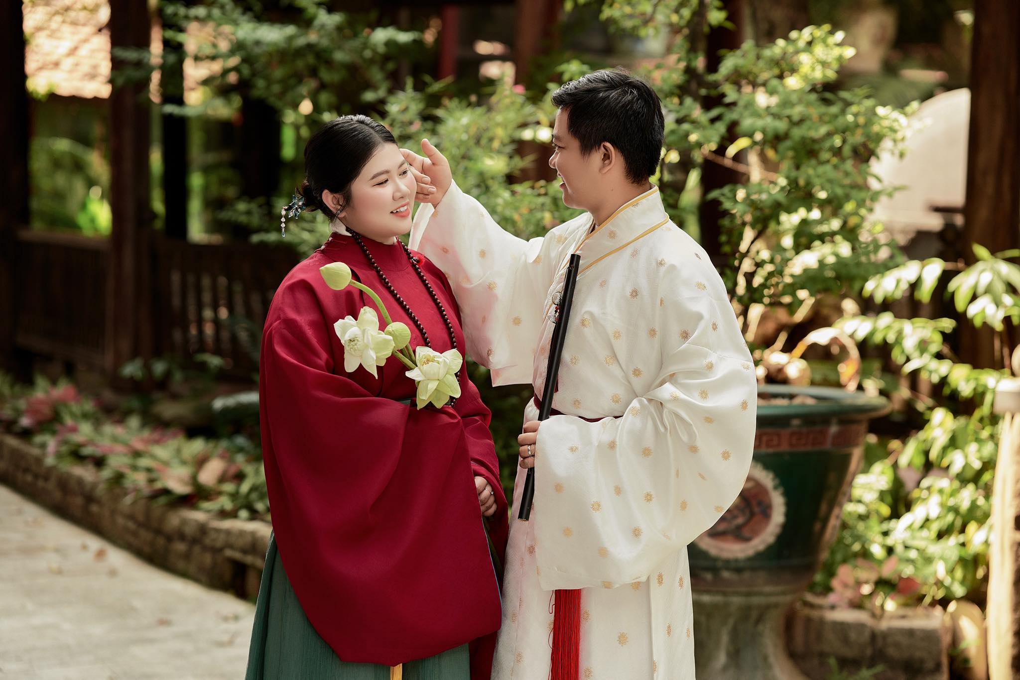 សេវាកម្មថតរូបដ៏អ៊ូអរជាមួយនឹងសំលៀកបំពាក់វៀតណាមក្នុងថ្ងៃបុណ្យតេត - រូបថត ៧. Dịch vụ chụp ảnh với Việt phục rộn ràng ngày sắp tết- Ảnh 7.