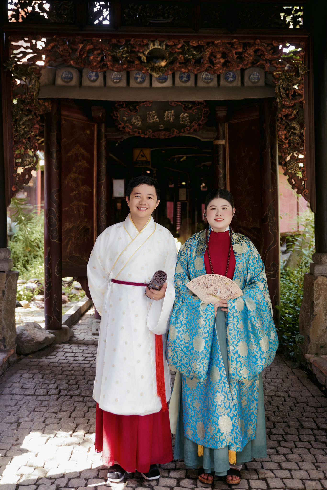 សេវាកម្មថតរូបដ៏អ៊ូអរជាមួយនឹងសំលៀកបំពាក់វៀតណាមក្នុងថ្ងៃបុណ្យតេត - រូបថត ៨. Dịch vụ chụp ảnh với Việt phục rộn ràng ngày sắp tết- Ảnh 8.