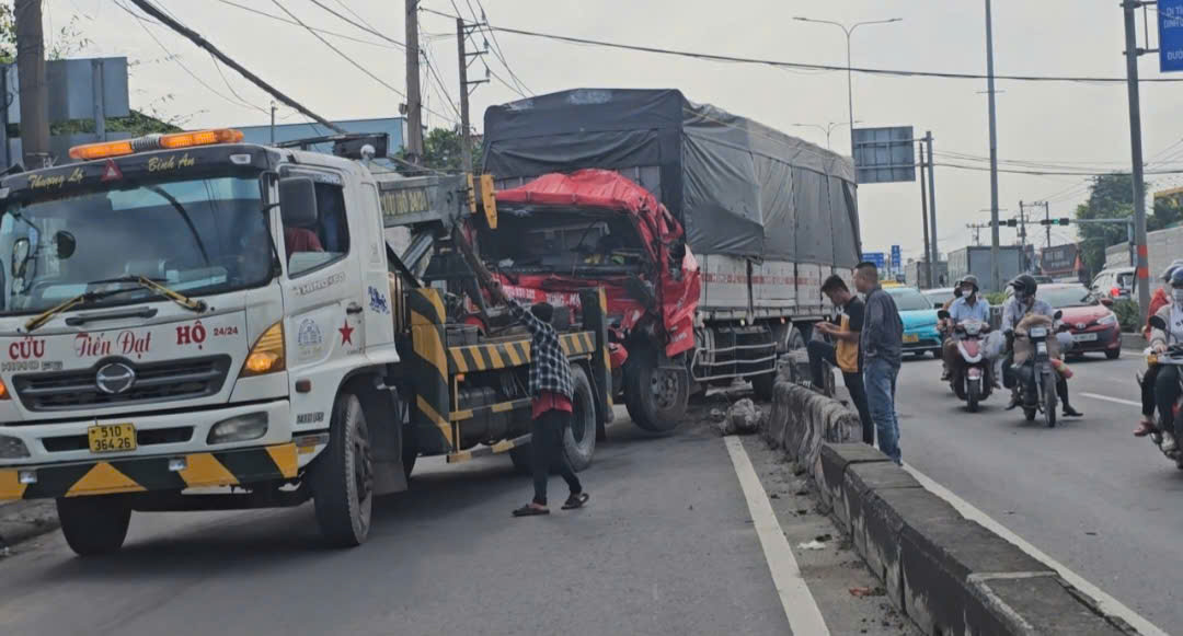 'Dìu' xe tải bẹp dúm ra khỏi hiện trường tai nạn trên Quốc lộ 22- Ảnh 1.