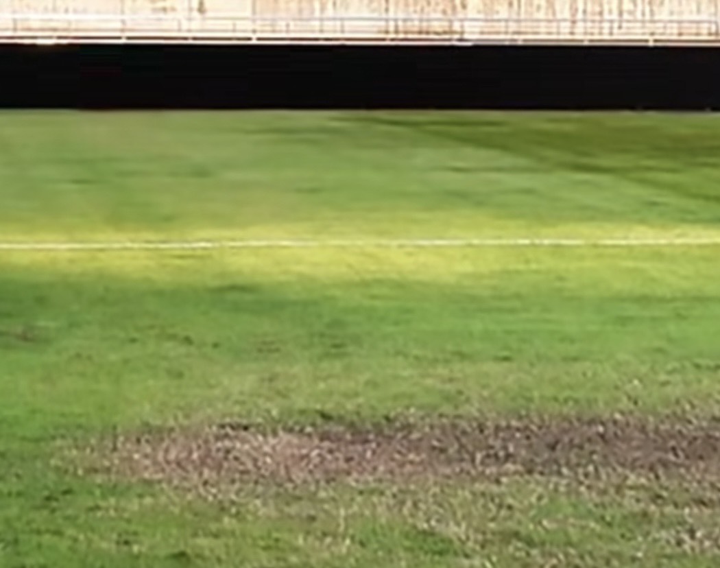 Laos Milli Stadyumu'na tanıklık: Oldukça kötü, Vietnam takımının dikkatli olması gerekiyor - Fotoğraf 2. Mục sở thị mặt sân quốc gia Lào: Khá xấu, đội tuyển Việt Nam cần cẩn trọng- Ảnh 2.