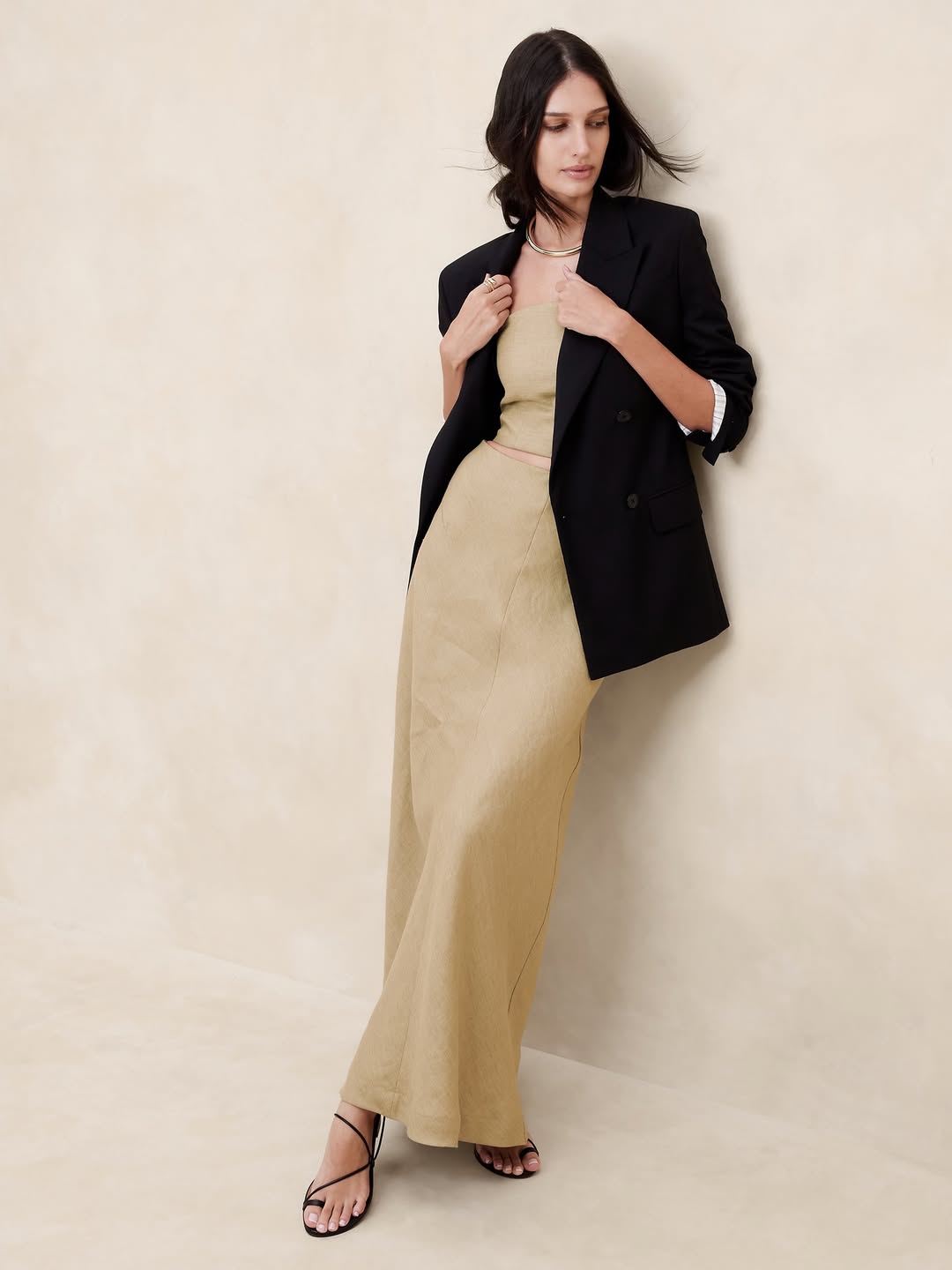 Blazer adalah pakaian paling praktis musim ini - Foto 2. Áo blazer là trang phục thiết thực nhất mùa này- Ảnh 2.