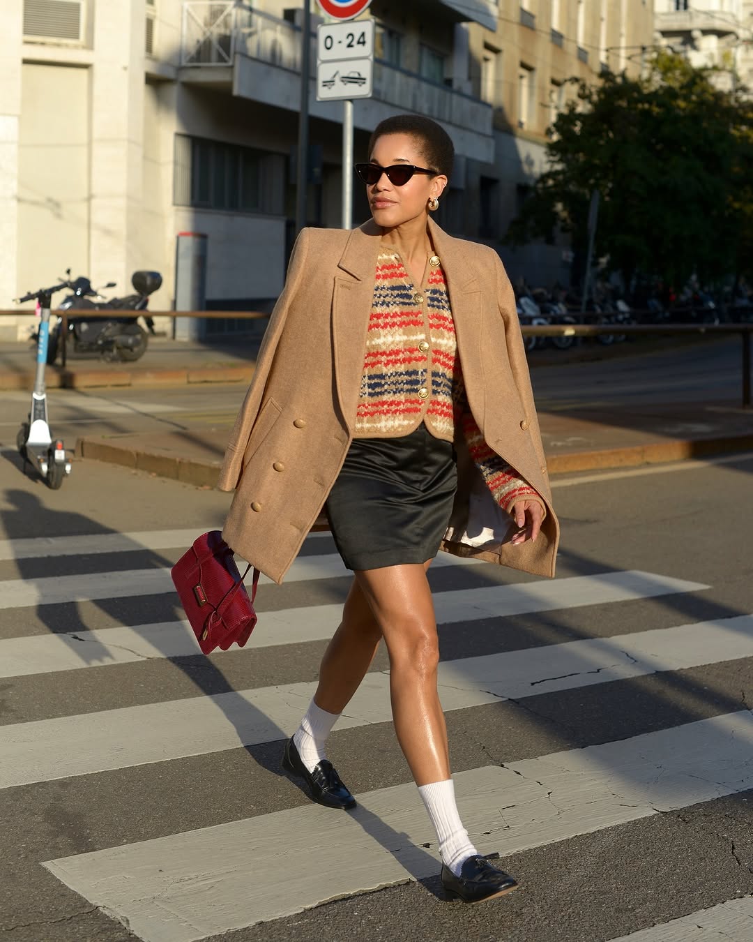 Blazer adalah pakaian paling praktis musim ini - Foto 5. Áo blazer là trang phục thiết thực nhất mùa này- Ảnh 5.