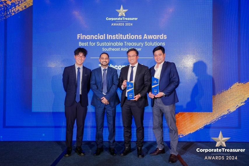 Đại diện Techcombank nhận giải thưởng Best for Sustainable Treasurey Solutions Đại diện Techcombank nhận giải thưởng Best for Sustainable Treasurey Solutions