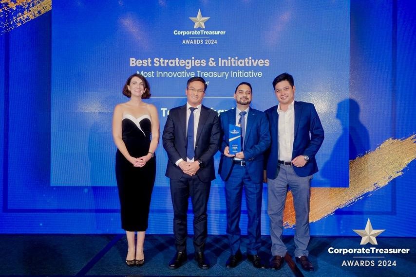 Đại diện Techcombank nhận giải thưởng Most Innovative Treasury Initiative Đại diện Techcombank nhận giải thưởng Most Innovative Treasury Initiative