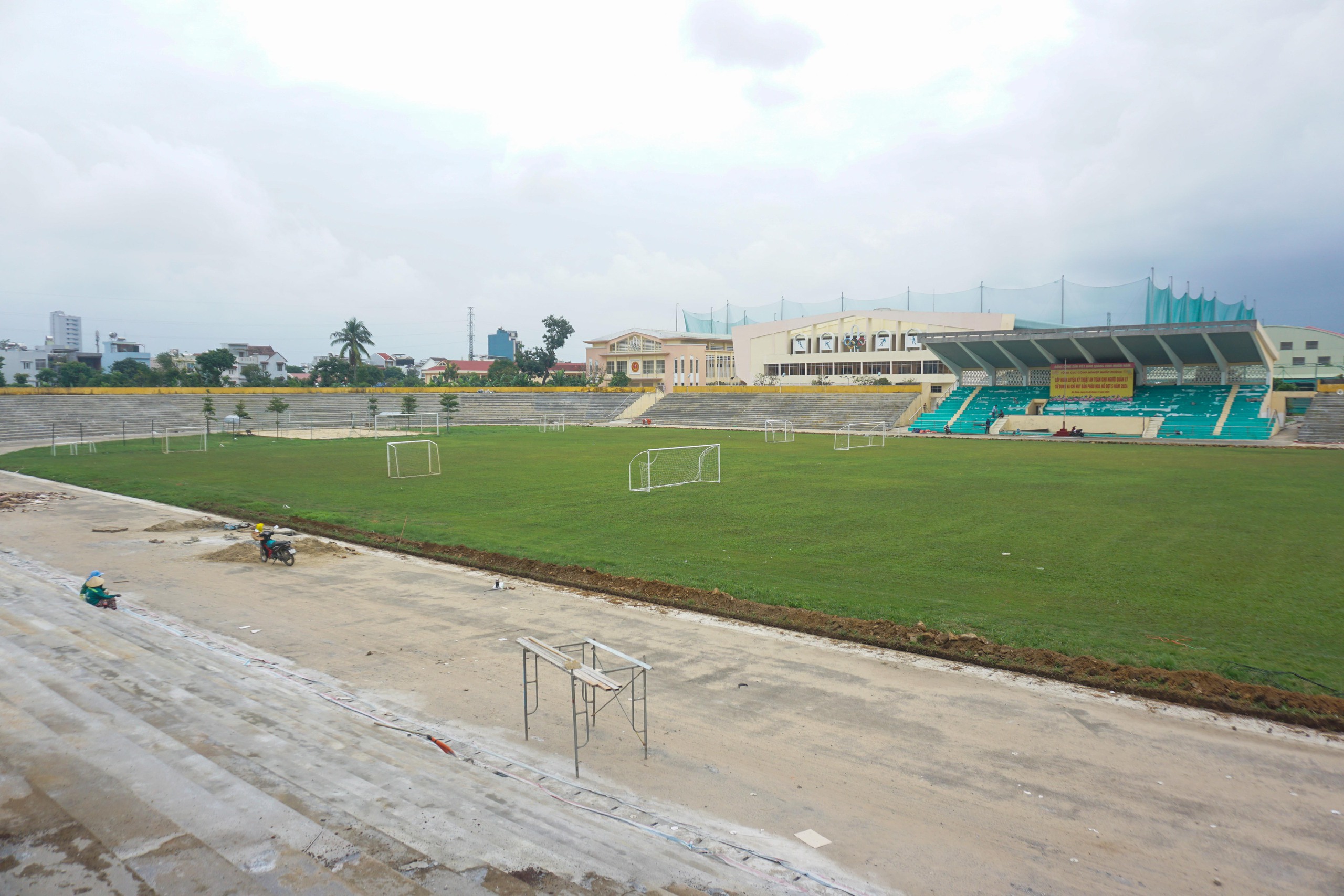 Military Region 5 Stadium 'changes new clothes', ready to welcome football teams - Photo 9.