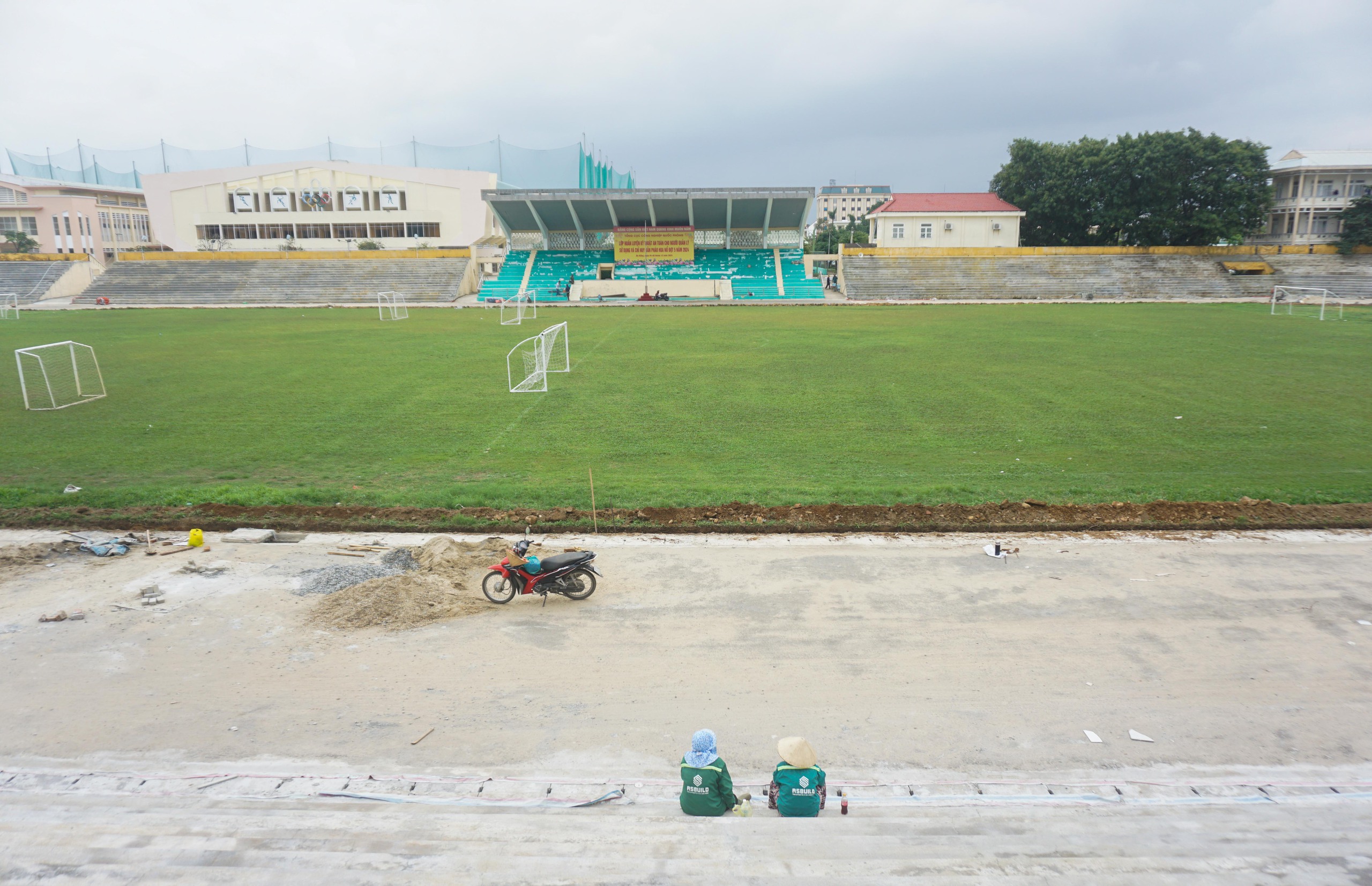 Military Region 5 Stadium 'changes new clothes', ready to welcome football teams - Photo 4.