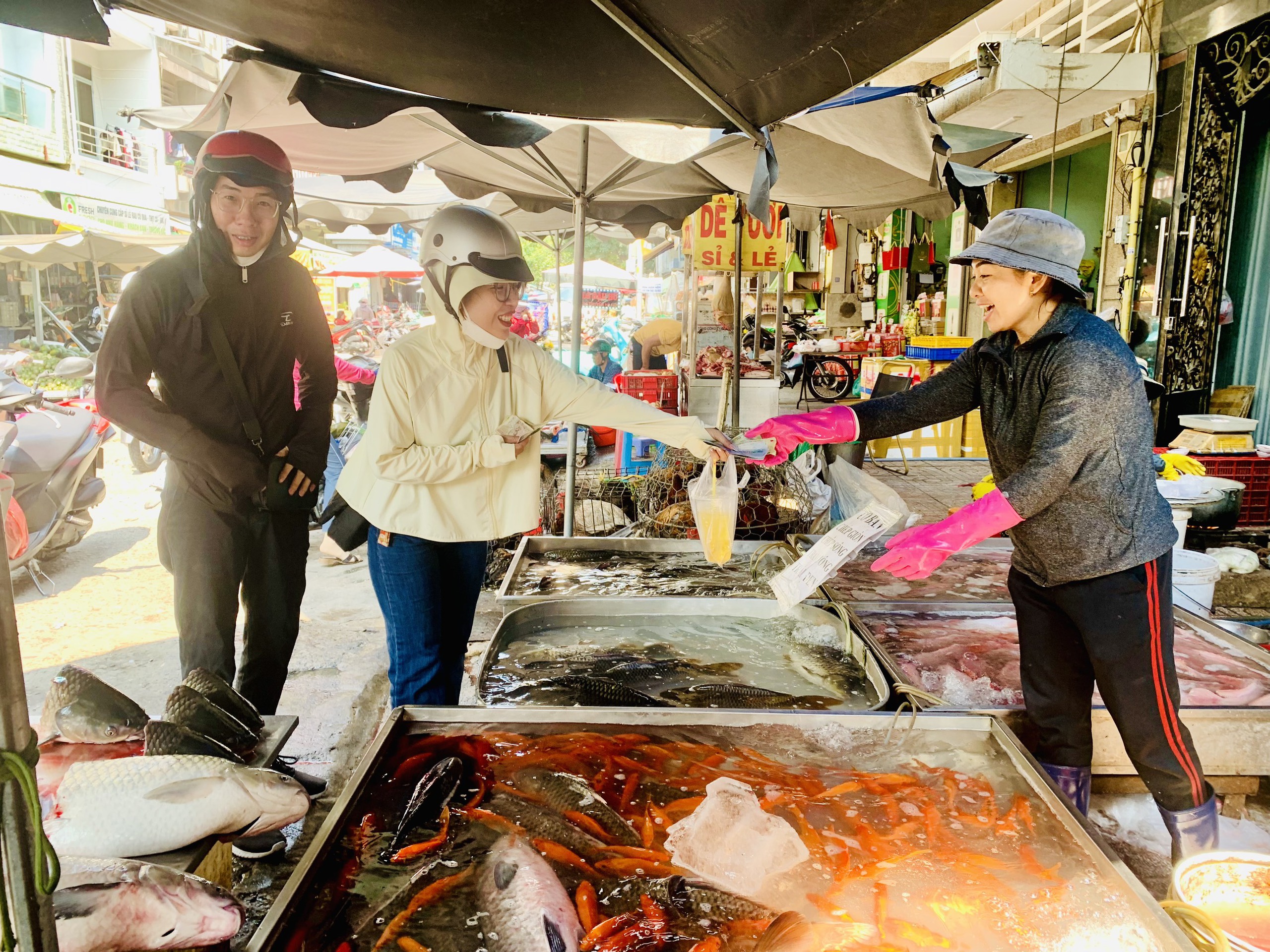 Tấp nập đi chợ ở TP.HCM mua cá chép cúng ông Táo- Ảnh 11.