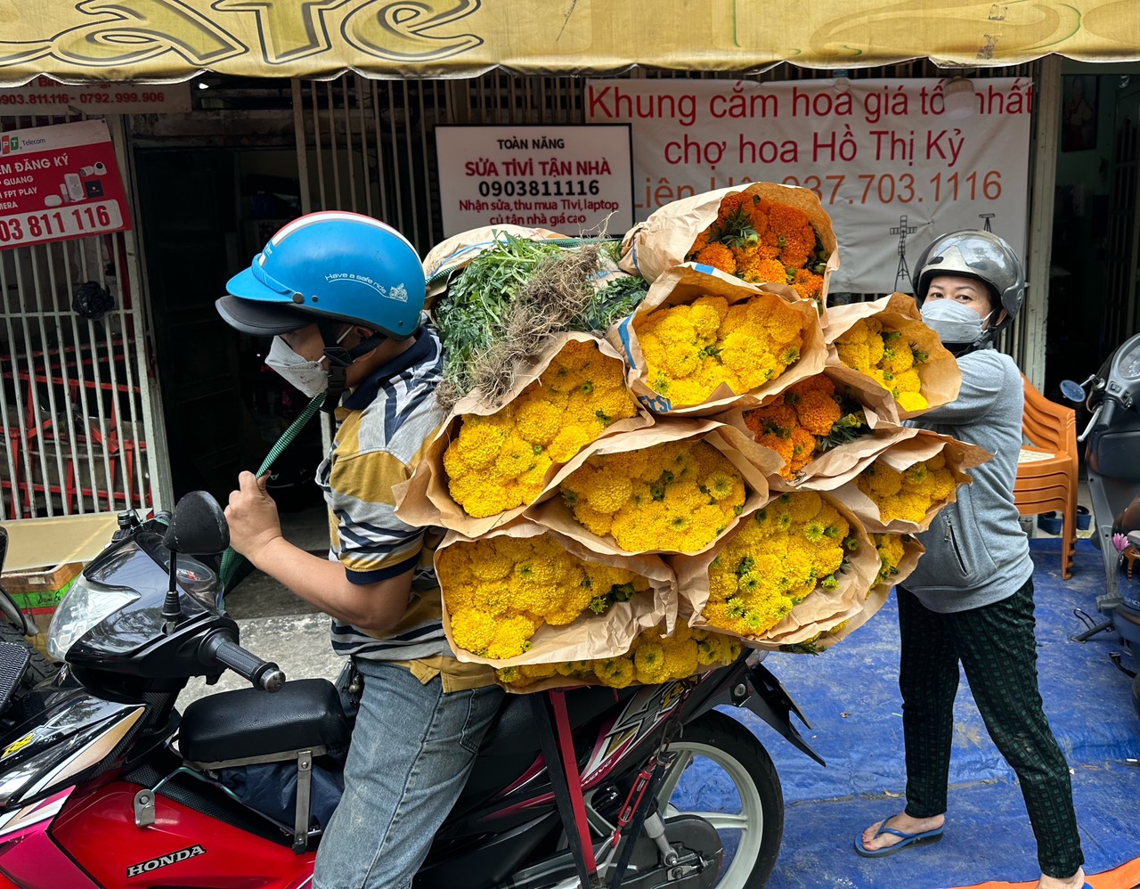 Chợ hoa lớn nhất TP.HCM trước ngày cúng ông Táo: Người bán sợ 'cười không nổi'- Ảnh 8.