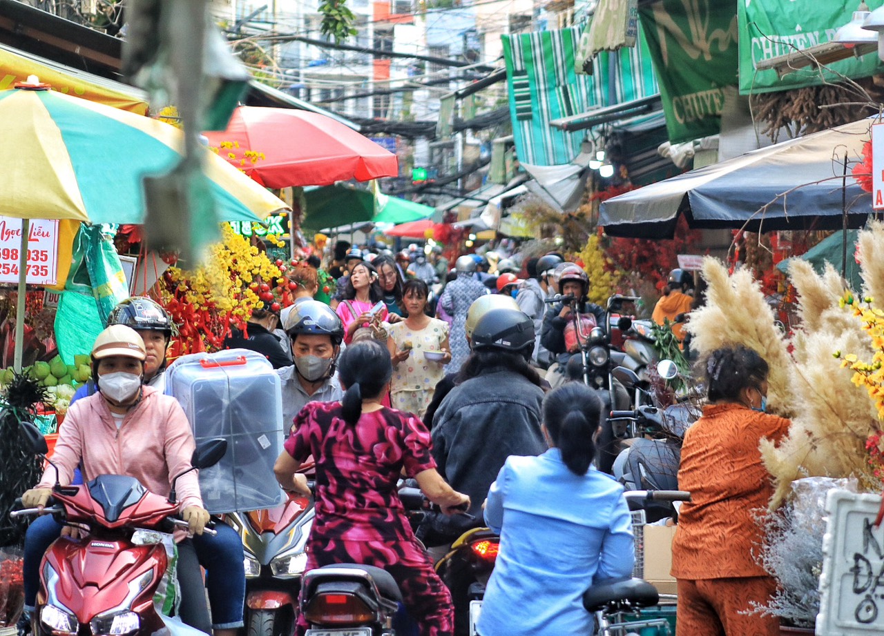 Chợ hoa lớn nhất TP.HCM trước ngày cúng ông Táo: Người bán sợ 'cười không nổi'- Ảnh 1.