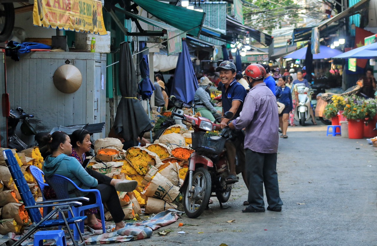 Chợ hoa lớn nhất TP.HCM trước ngày cúng ông Táo: Người bán sợ 'cười không nổi'- Ảnh 2.