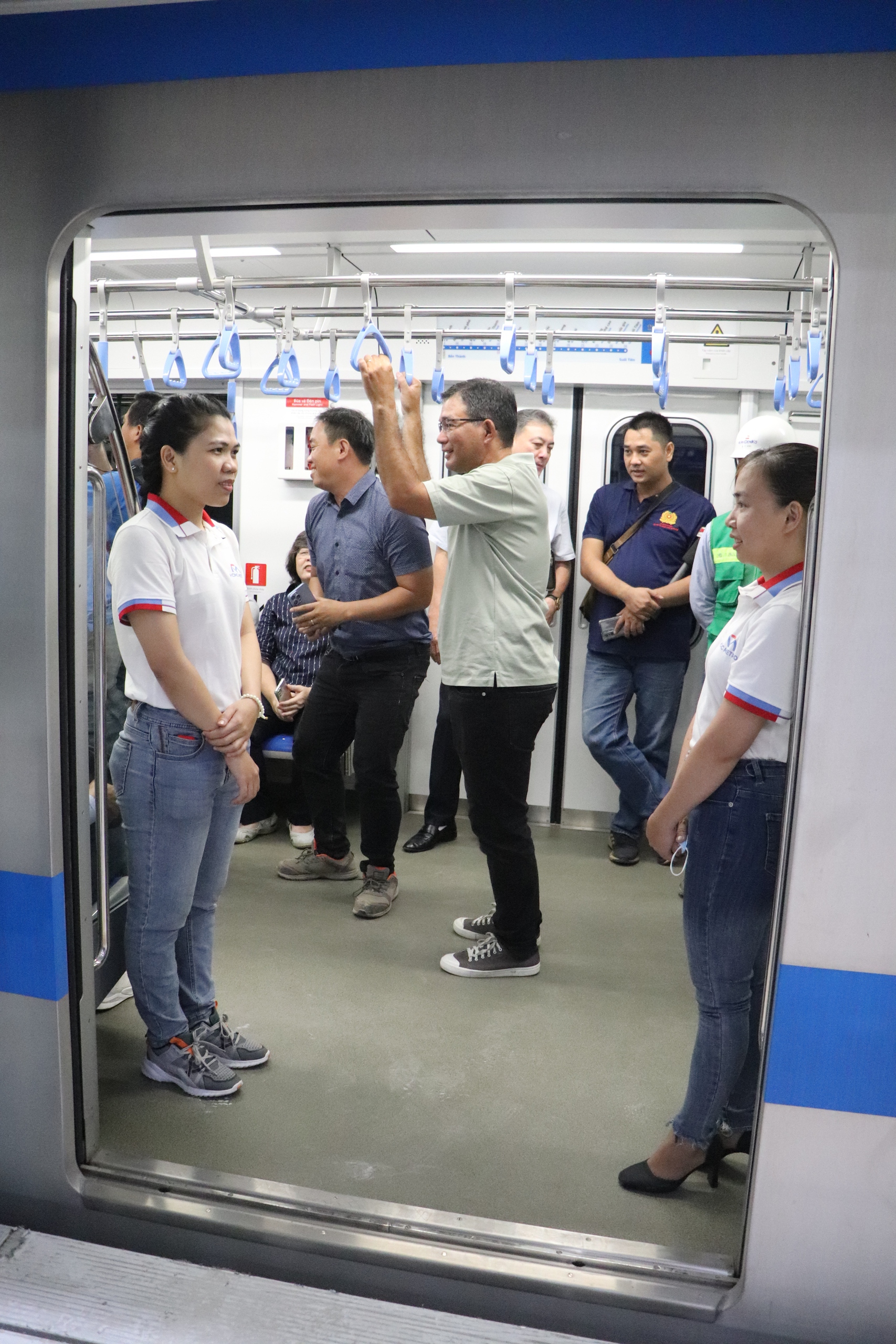 Nghệ sĩ, diễn viên thích thú trải nghiệm tuyến metro số 1- Ảnh 11.