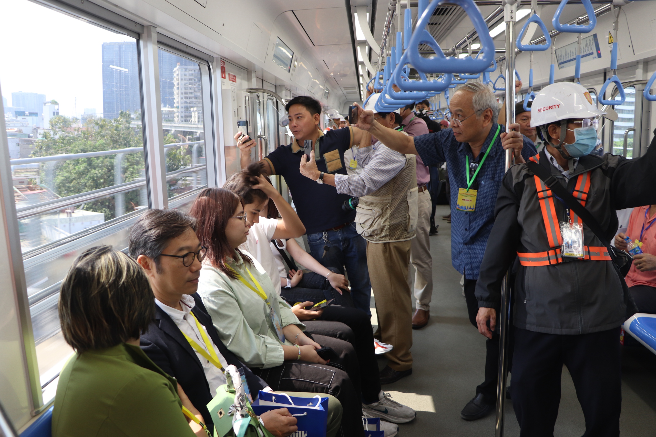 Nghệ sĩ, diễn viên thích thú trải nghiệm tuyến metro số 1- Ảnh 7.