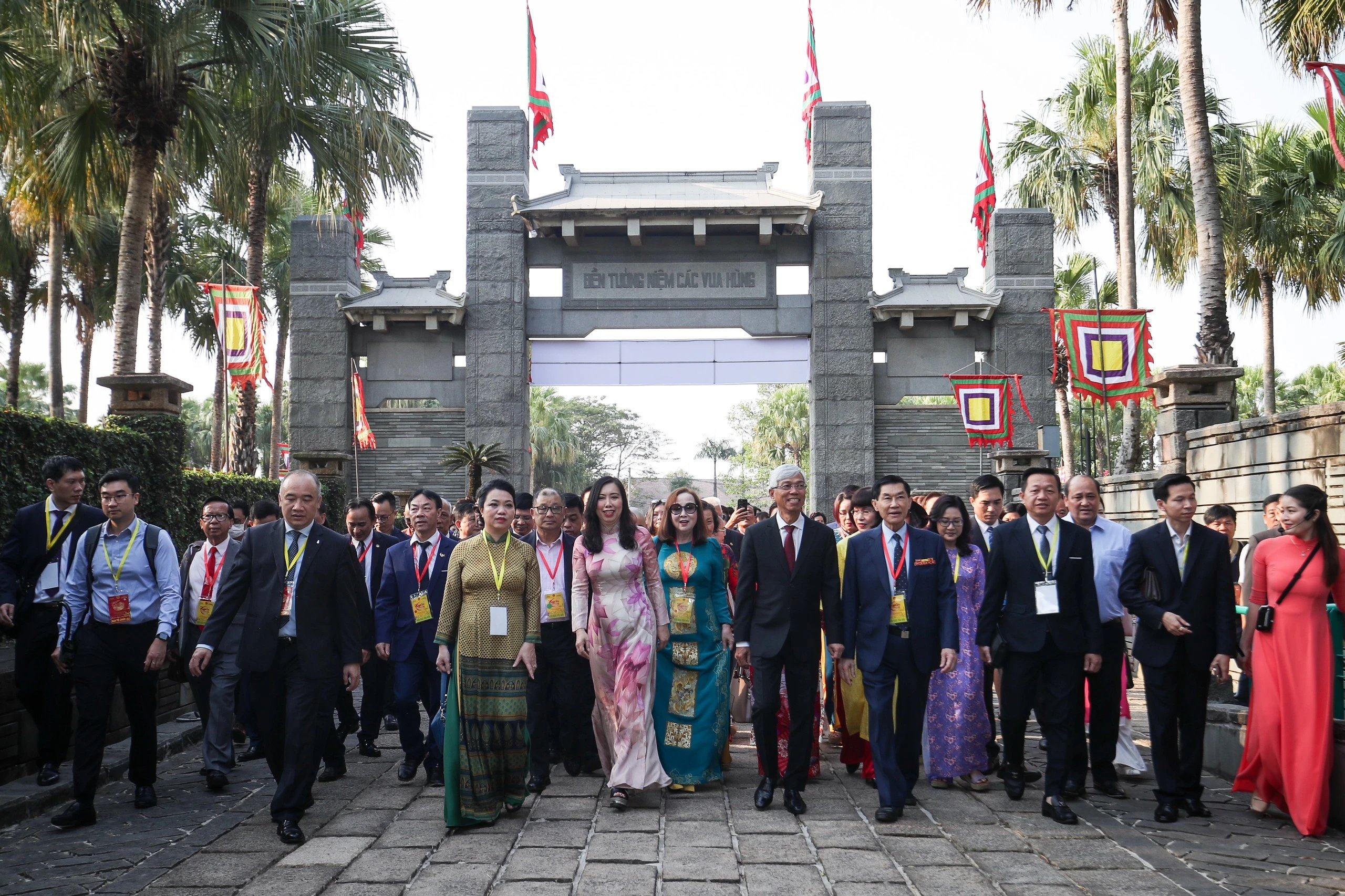 Việt kiều đưa con dâng hương vua Hùng: ‘Lớn lên cháu vẫn giữ nguồn cội người Việt’- Ảnh 1.