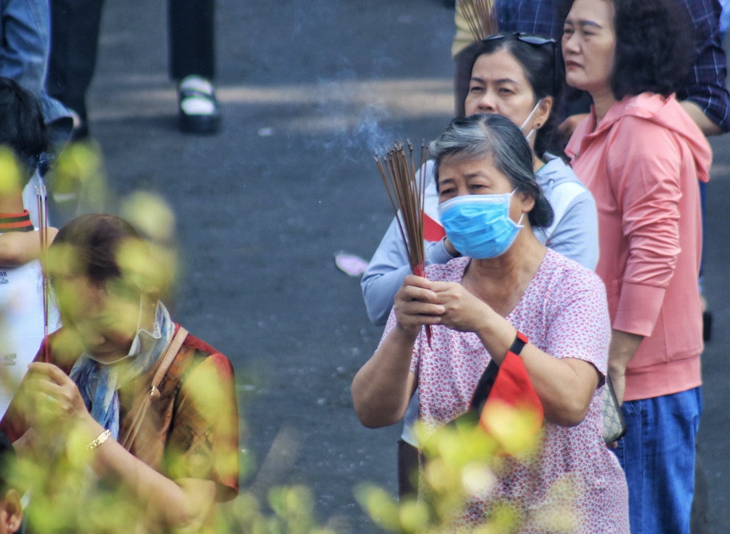 Đông đúc người dân TP.HCM đi chùa cầu bình an sáng mùng 1 Tết Giáp Thìn- Ảnh 7.