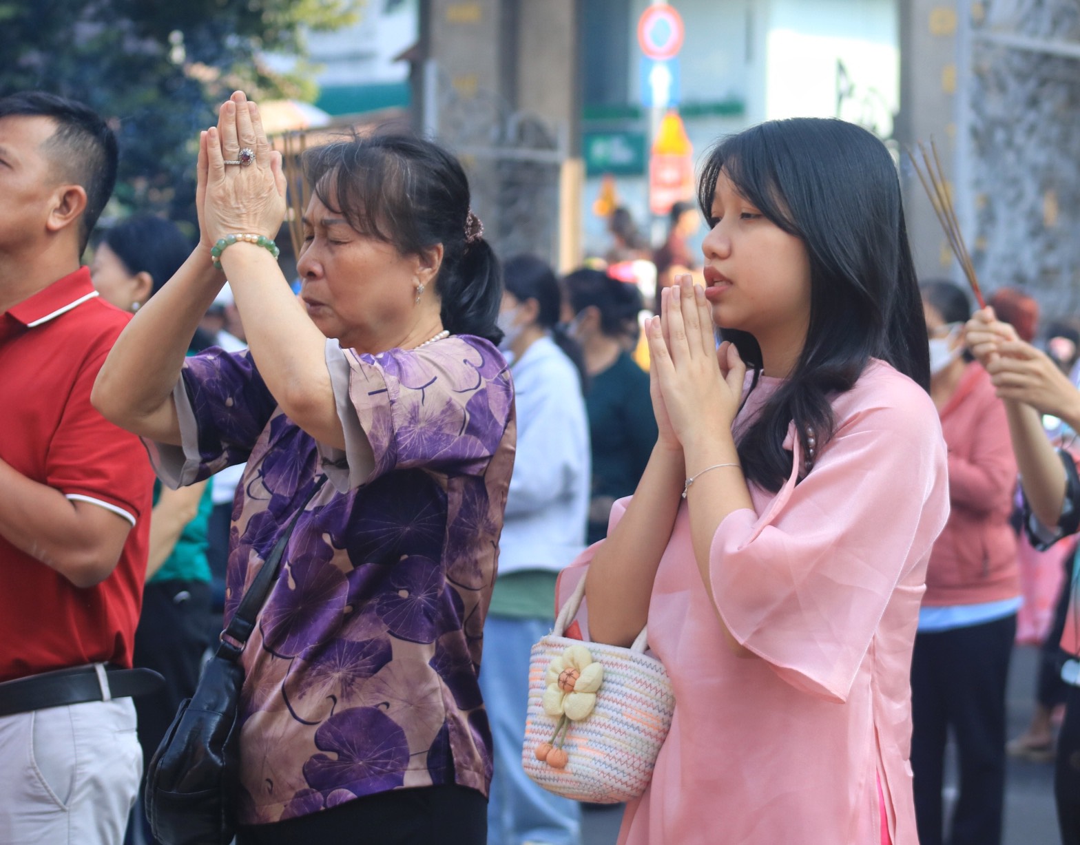 Đông đúc người dân TP.HCM đi chùa cầu bình an sáng mùng 1 Tết Giáp Thìn- Ảnh 8.