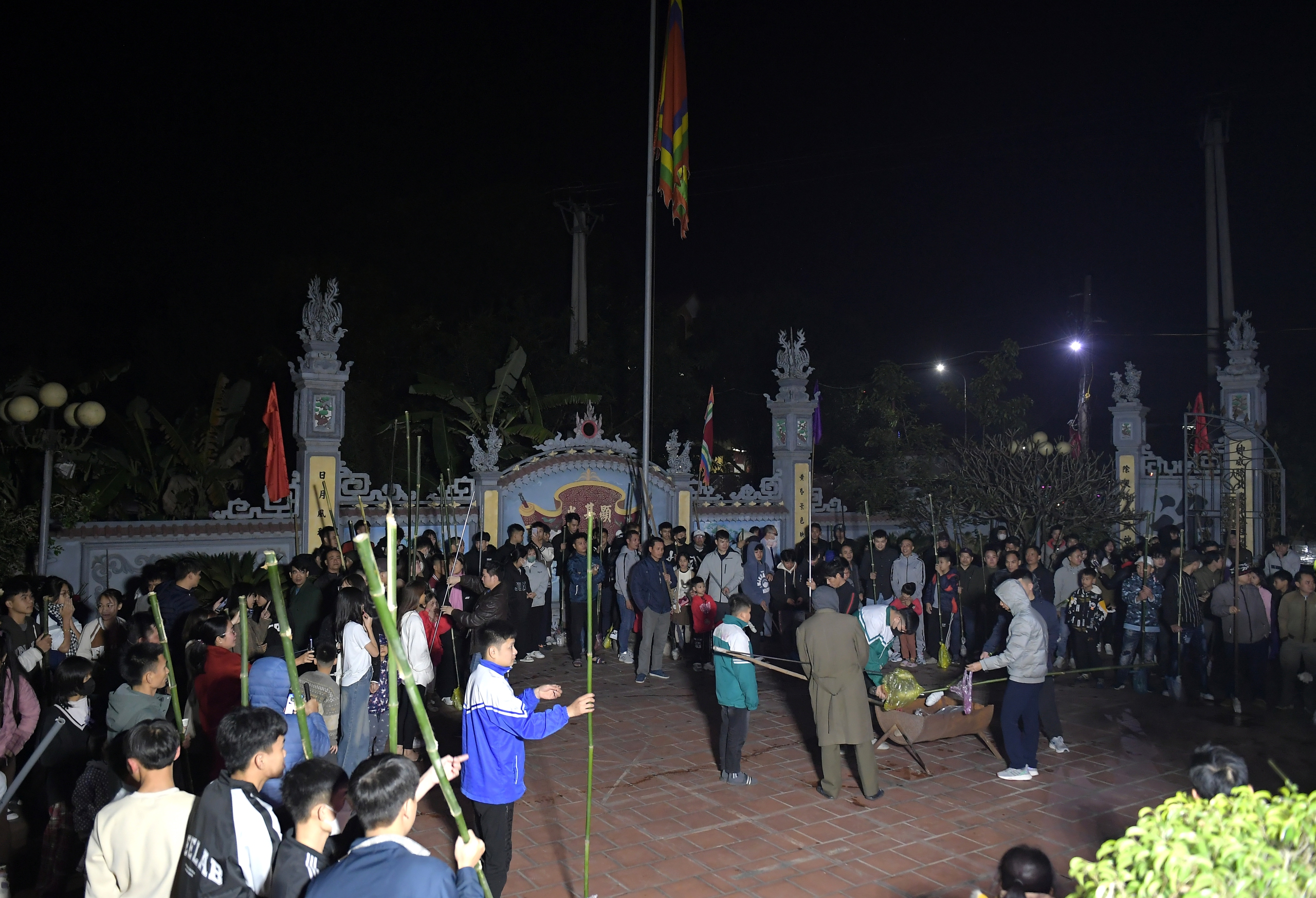 Dân làng chen nhau xin lửa thiêng trong đêm giao thừa ở Nam Định- Ảnh 4.