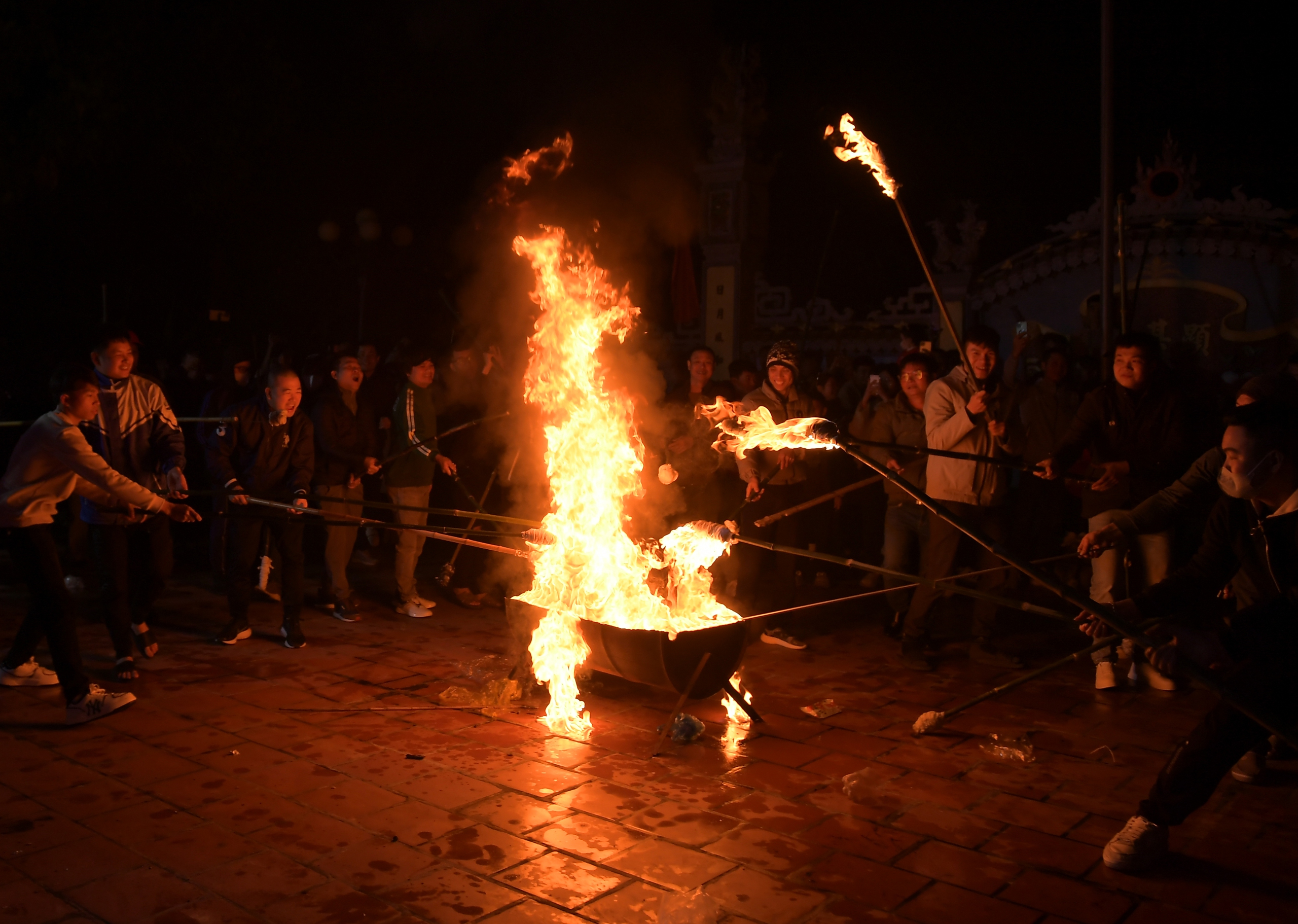 Dân làng chen nhau xin lửa thiêng trong đêm giao thừa ở Nam Định- Ảnh 7.