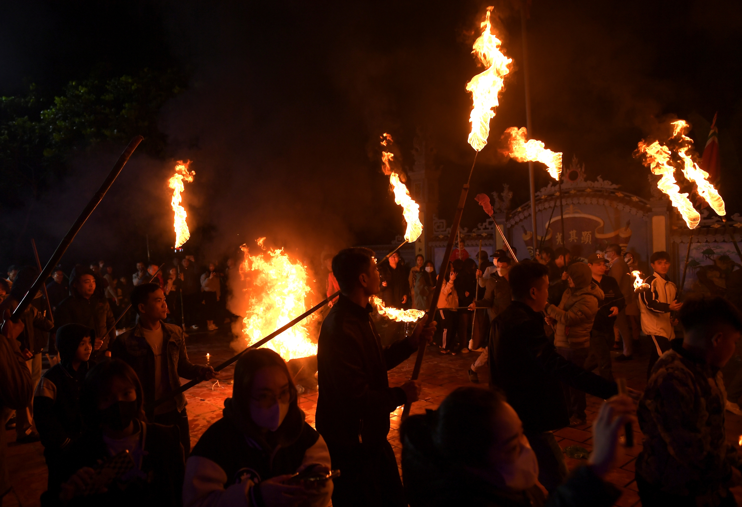 Dân làng chen nhau xin lửa thiêng trong đêm giao thừa ở Nam Định- Ảnh 8.