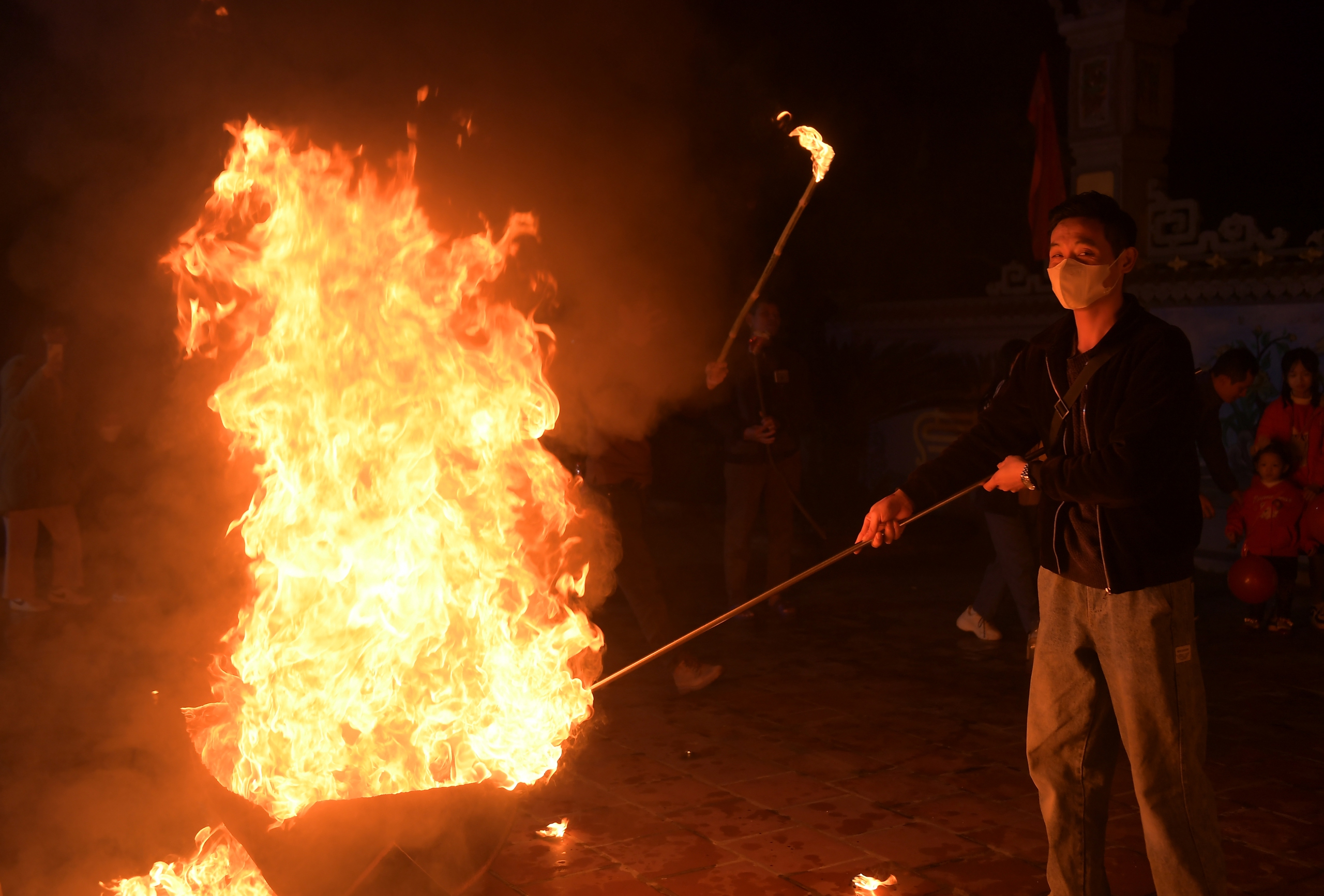 Dân làng chen nhau xin lửa thiêng trong đêm giao thừa ở Nam Định- Ảnh 9.