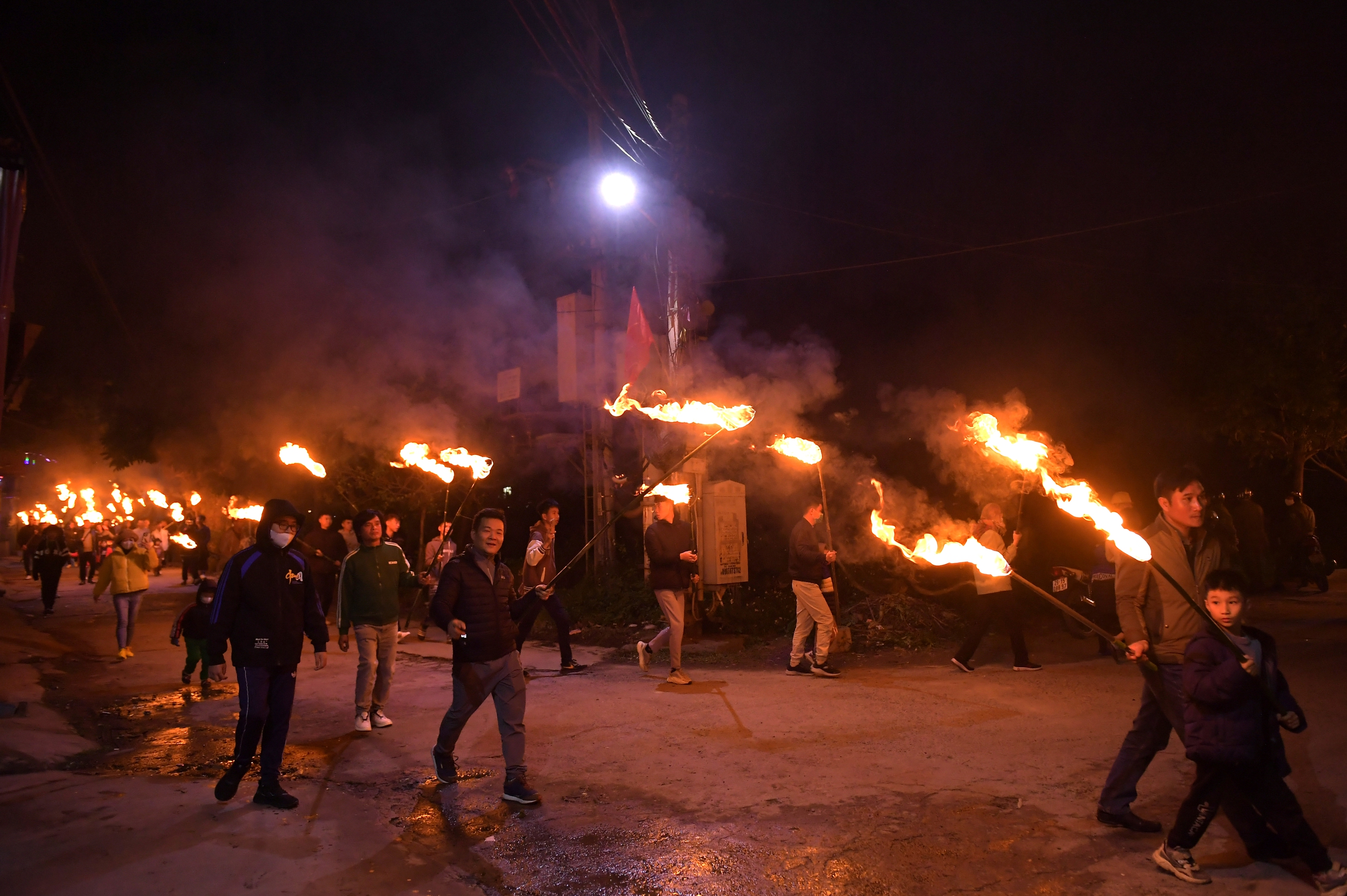 Dân làng chen nhau xin lửa thiêng trong đêm giao thừa ở Nam Định- Ảnh 10.