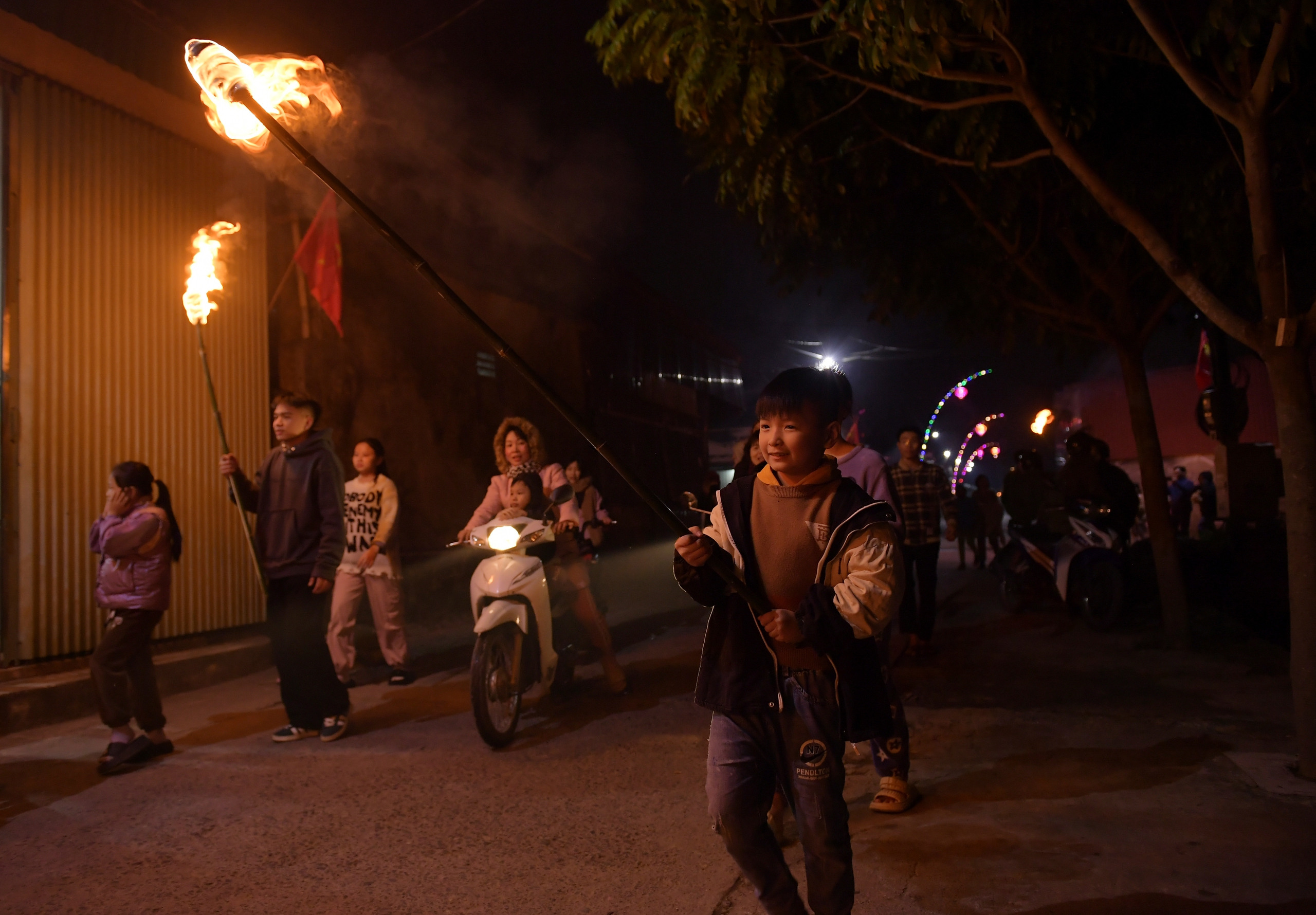 Dân làng chen nhau xin lửa thiêng trong đêm giao thừa ở Nam Định- Ảnh 12.