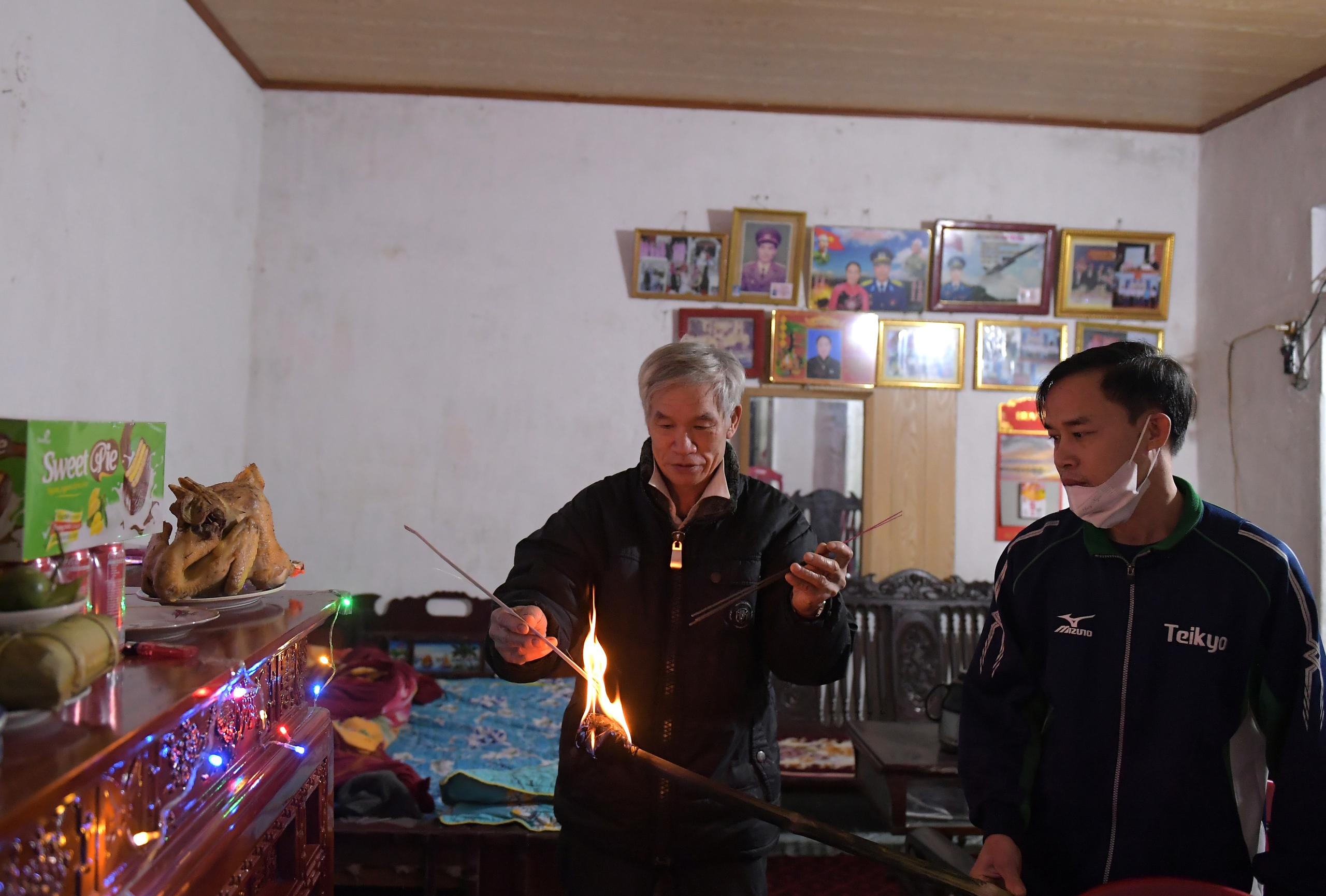 Dân làng chen nhau xin lửa thiêng trong đêm giao thừa ở Nam Định- Ảnh 13.